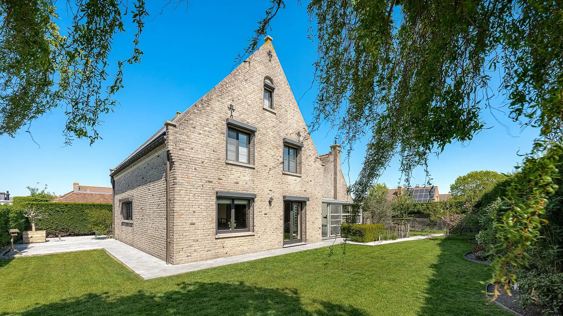 Vijf slaapkamers, groot volume in een alleenstaande villa te Knokke foto 2