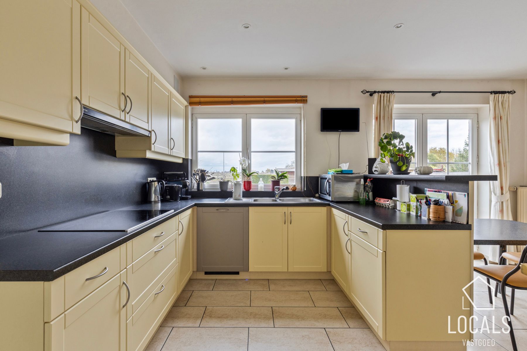 Prachtige eigendom met paardenstallen, zwembad en wellness  foto 5