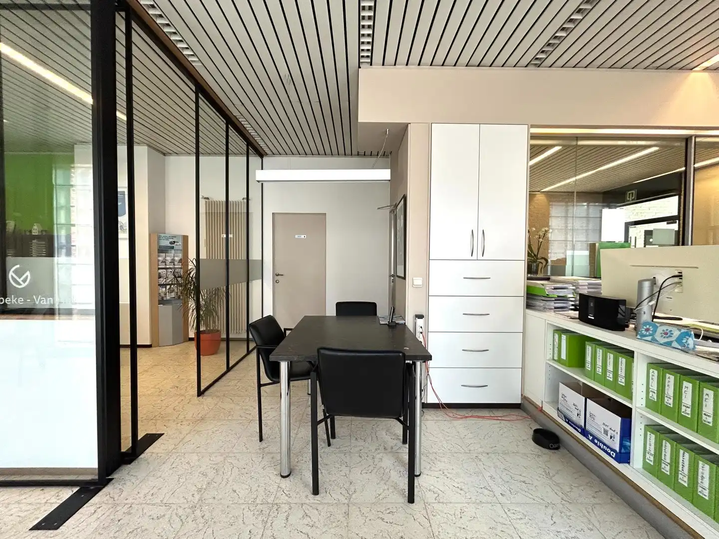 Veelzijdig handelspand op de Markt van Tielt! foto 11