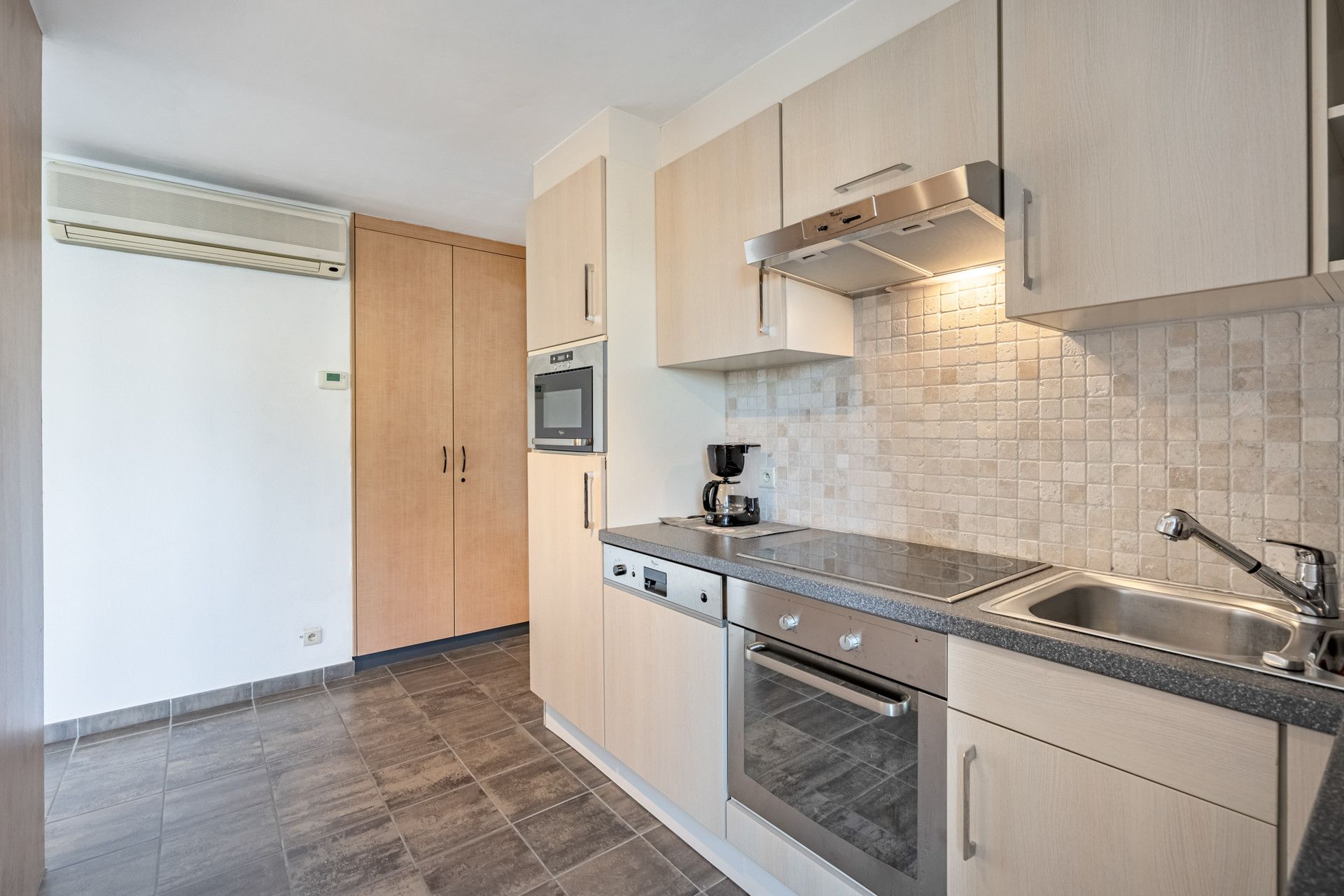 GEBOUW BESTAANDE UIT APP, 3 KANTOORVLOEREN & WERKPLAATS TE BILZEN. foto 14