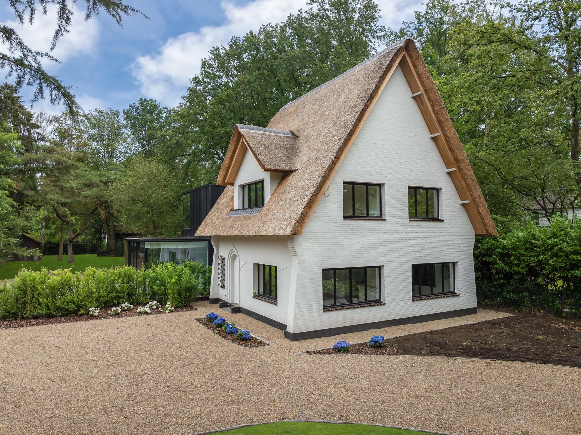 Prachtig gerenoveerde villa in een groene omgeving  foto 3