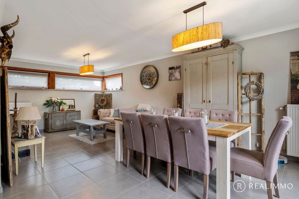 Recente halfopen woning in rustige straat! foto 3