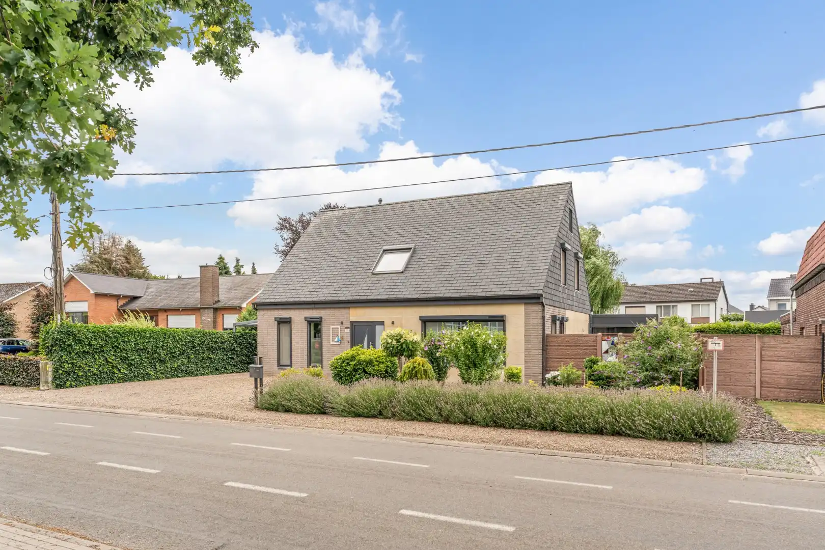 Zeer goed onderhouden en praktisch ingedeelde gezinswoning met 4 slaapkamers en prachtige tuin. foto 2