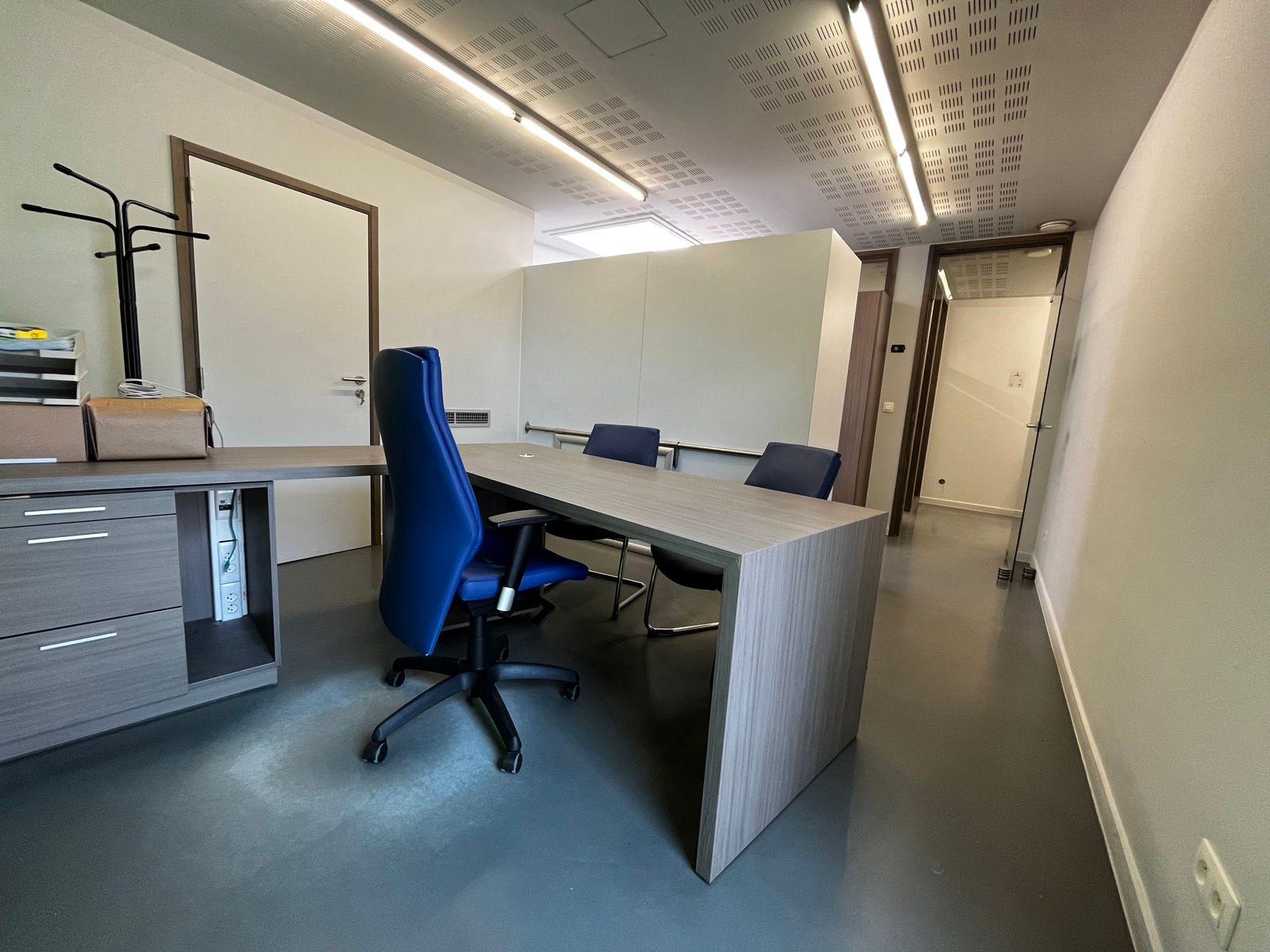 Gelijkvloers handelspand met keuken - terras + parking nabij foto 7