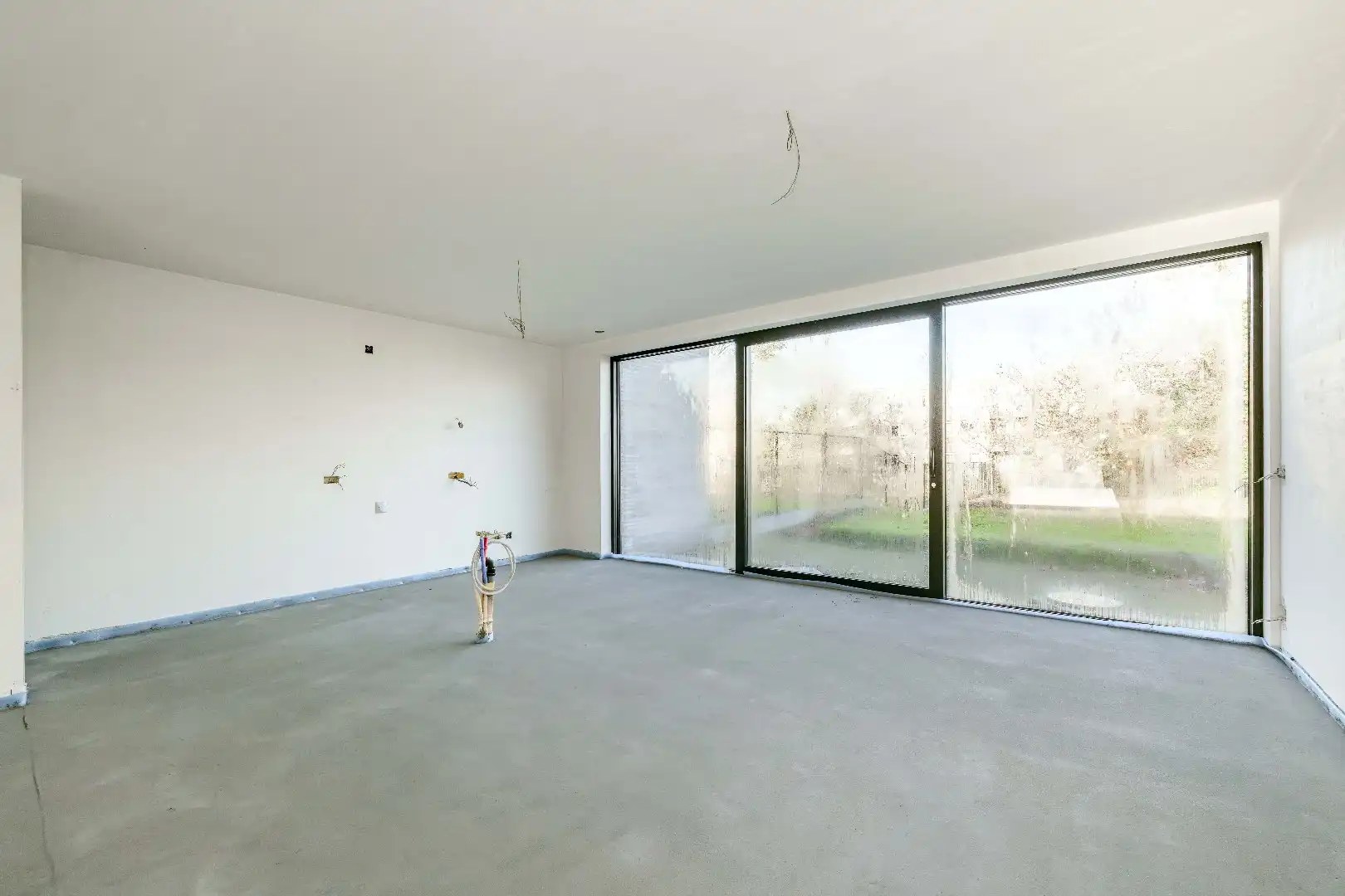 HALFOPEN RUIME GEZINSWONING MET ZEER GROTE TUIN foto 6