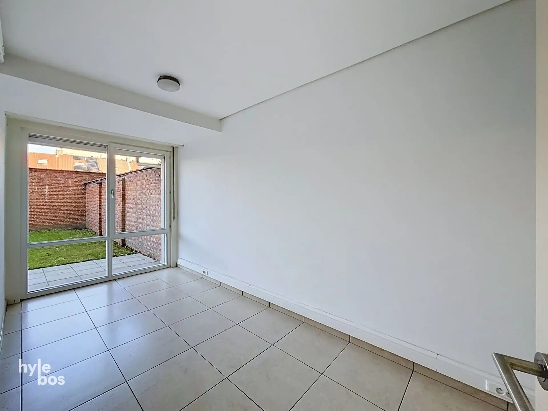 Centraal gelegen, zeer ruim drie slaapkamer appartement met stadstuin en garage foto 10