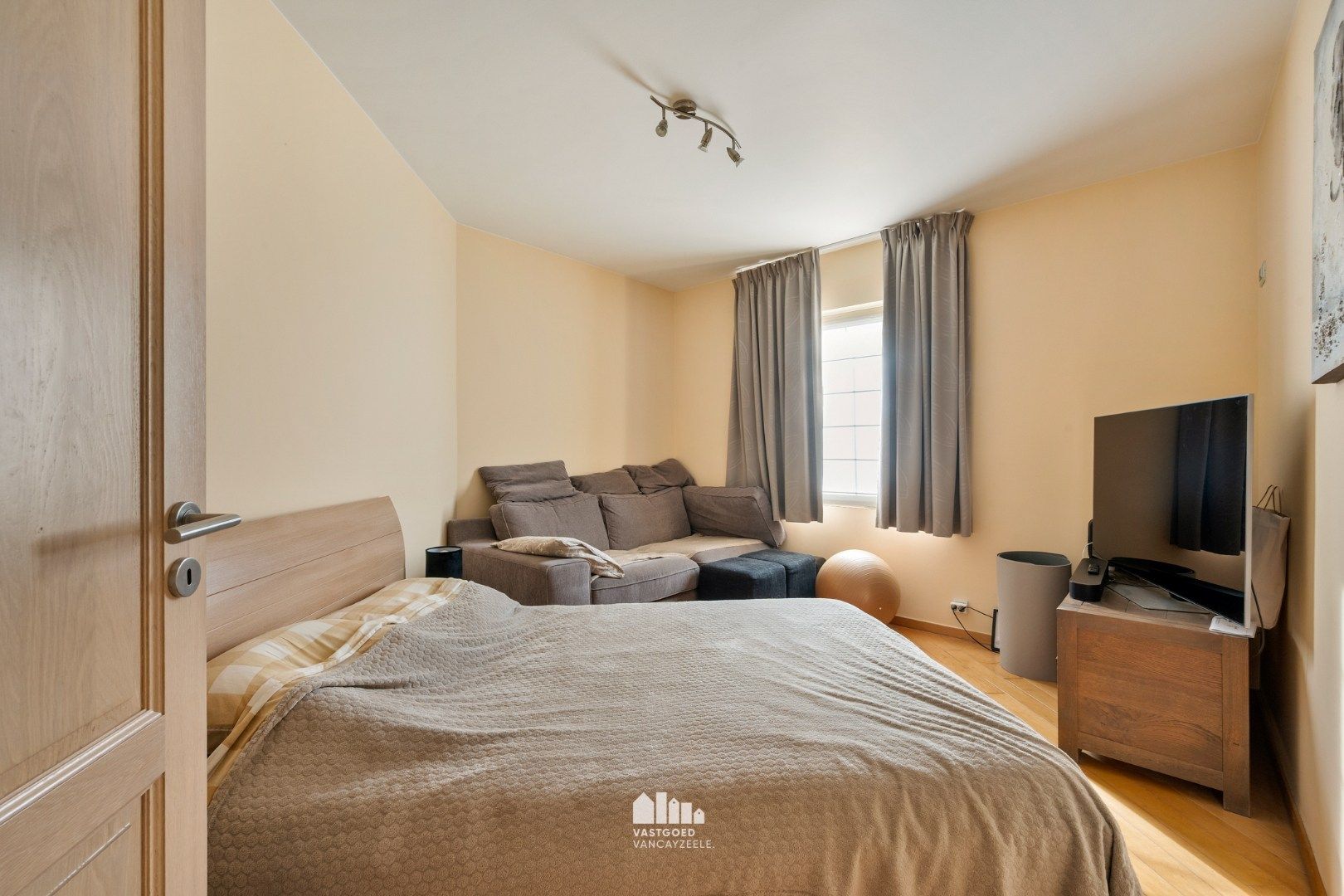 Goed onderhouden villa met grote tuin en twee garages op centrale ligging.   foto 14