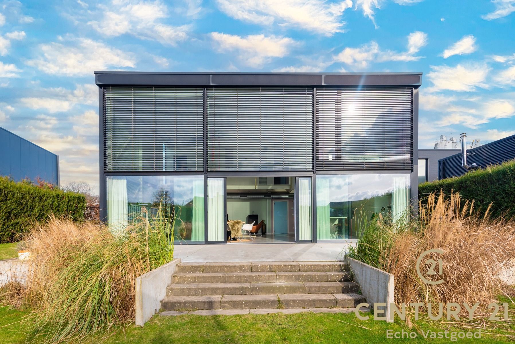 Unieke energiezuinige Loft-Stijl villa aan het water foto {{pictureIndex}}