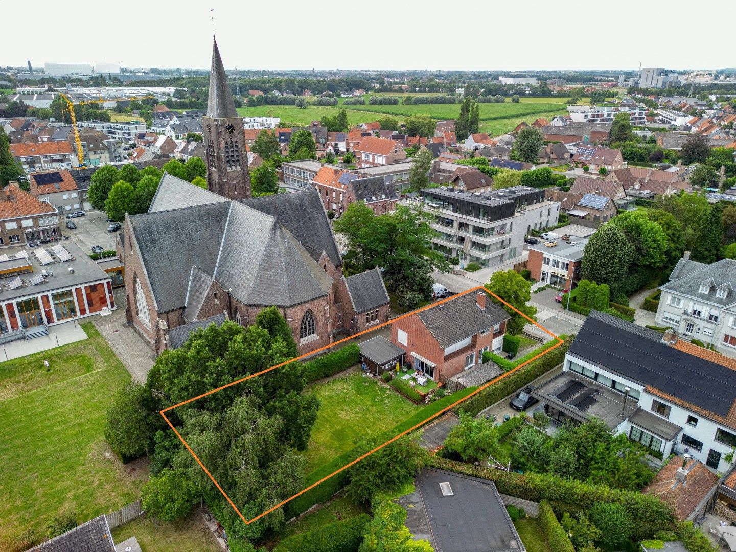 Op te knappen voormalige pastoriewoning (thans verhuurd) op 10 are grond. foto 6