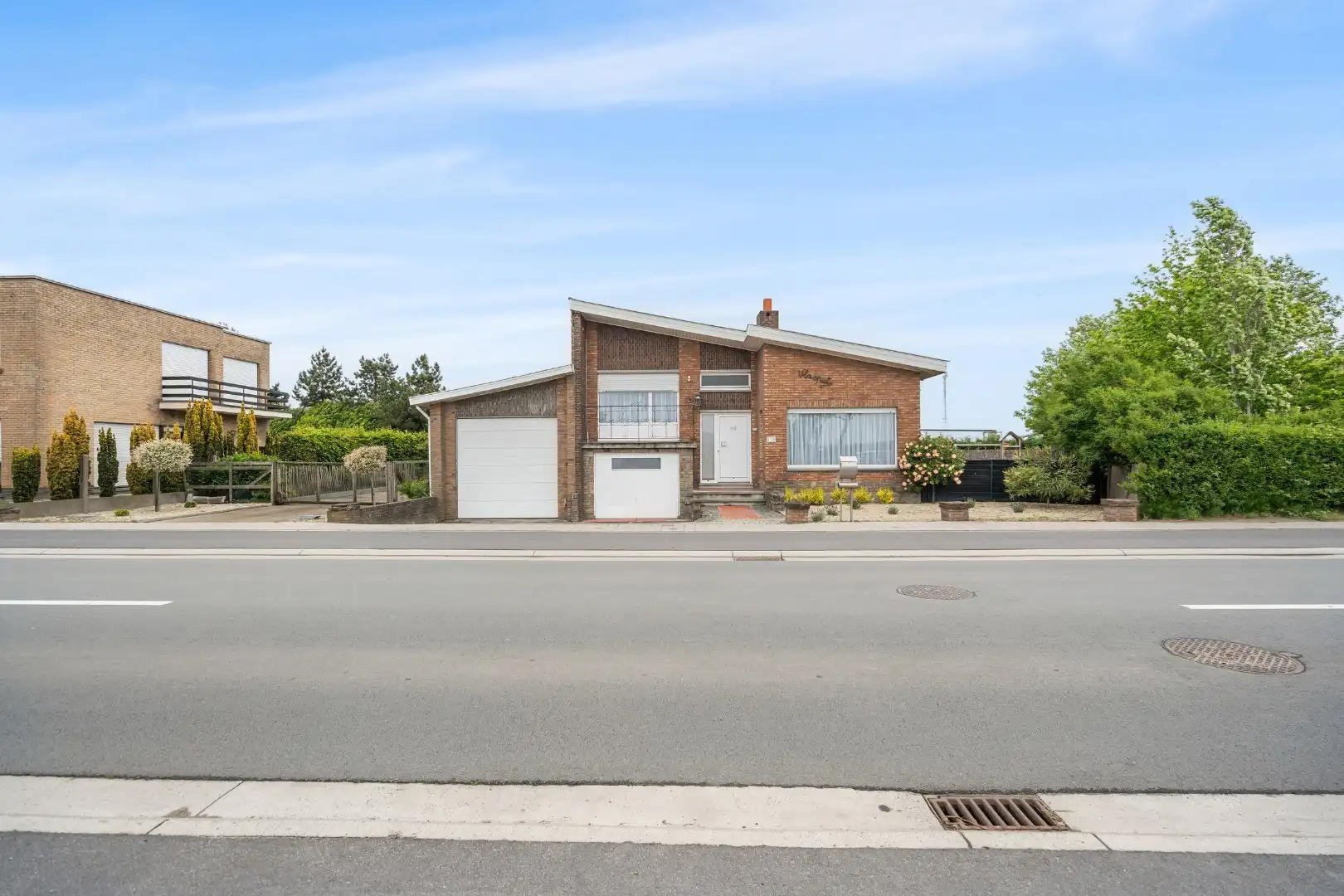 Hoofdfoto van de publicatie: Alleenstaande woning met 3 slaapkamers en 2 garages te Koekelare