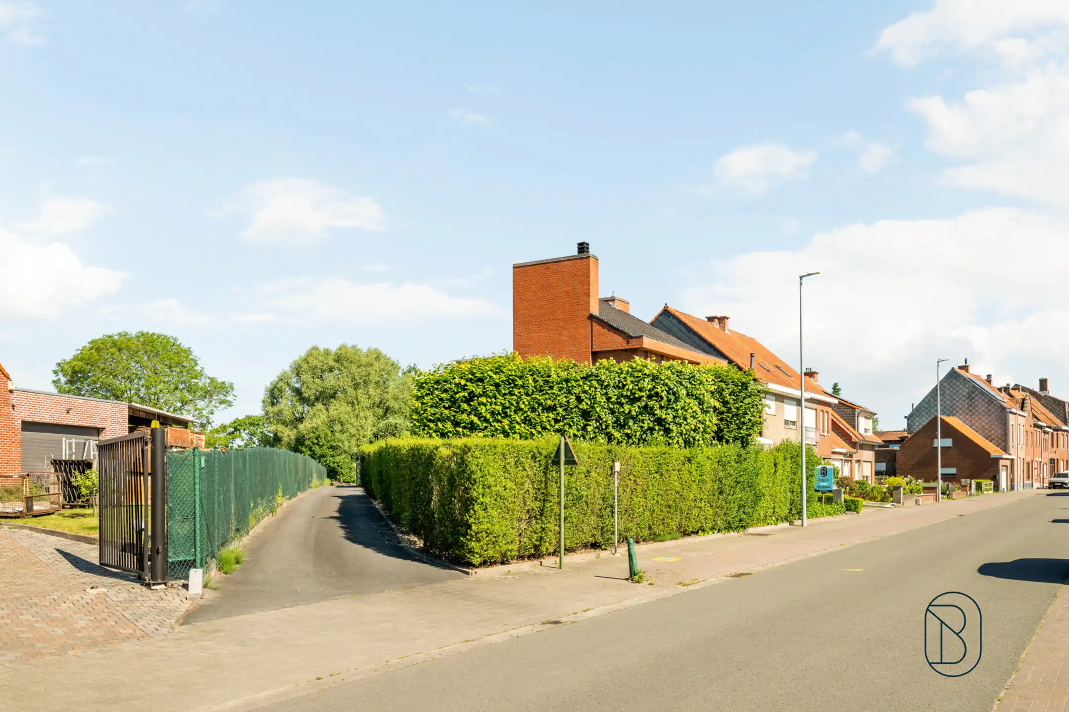 Ruime instapklare gezinswoning met garage en oprit foto 5