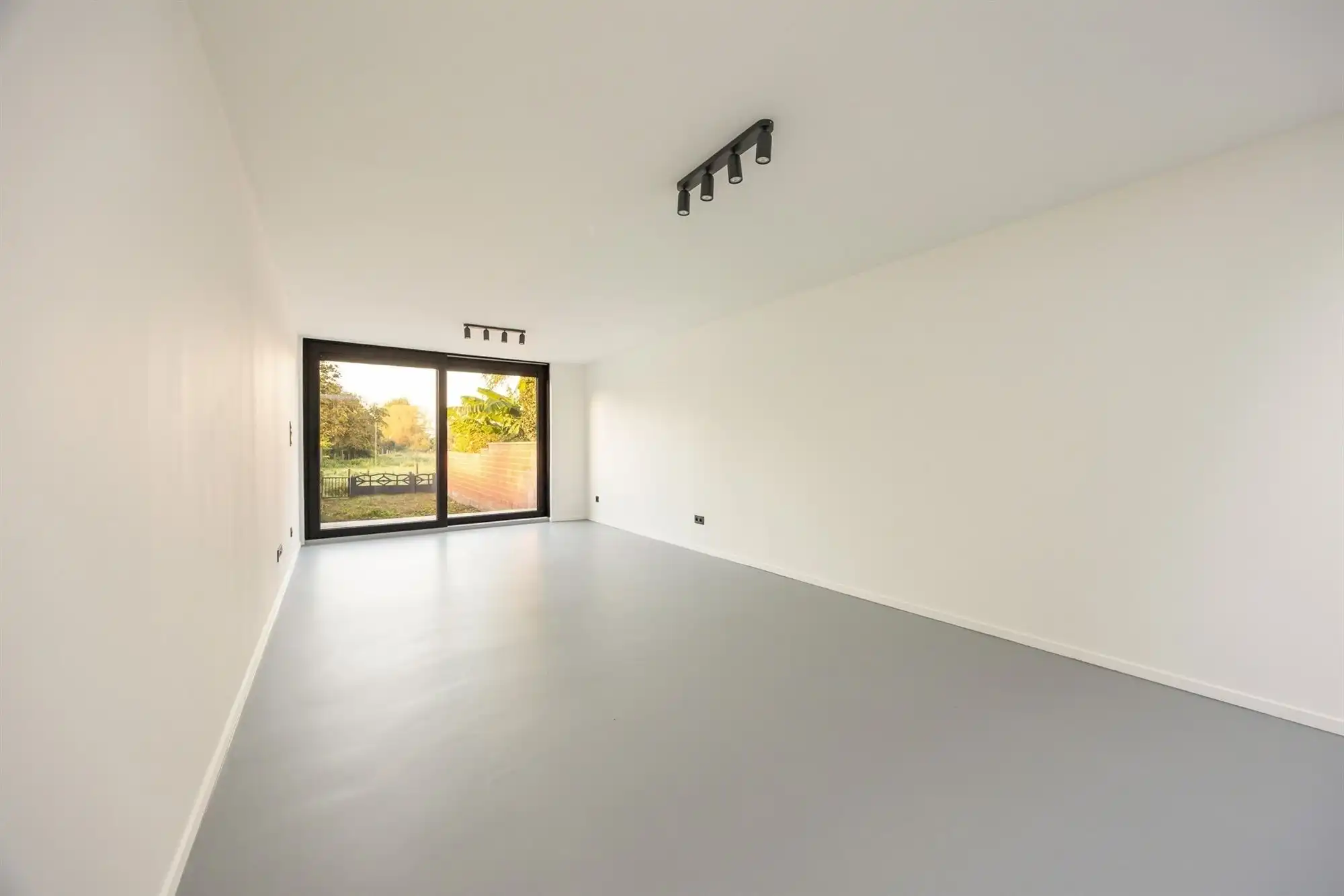 Gerenoveerde woning met drie slaapkamers en tuin foto 8