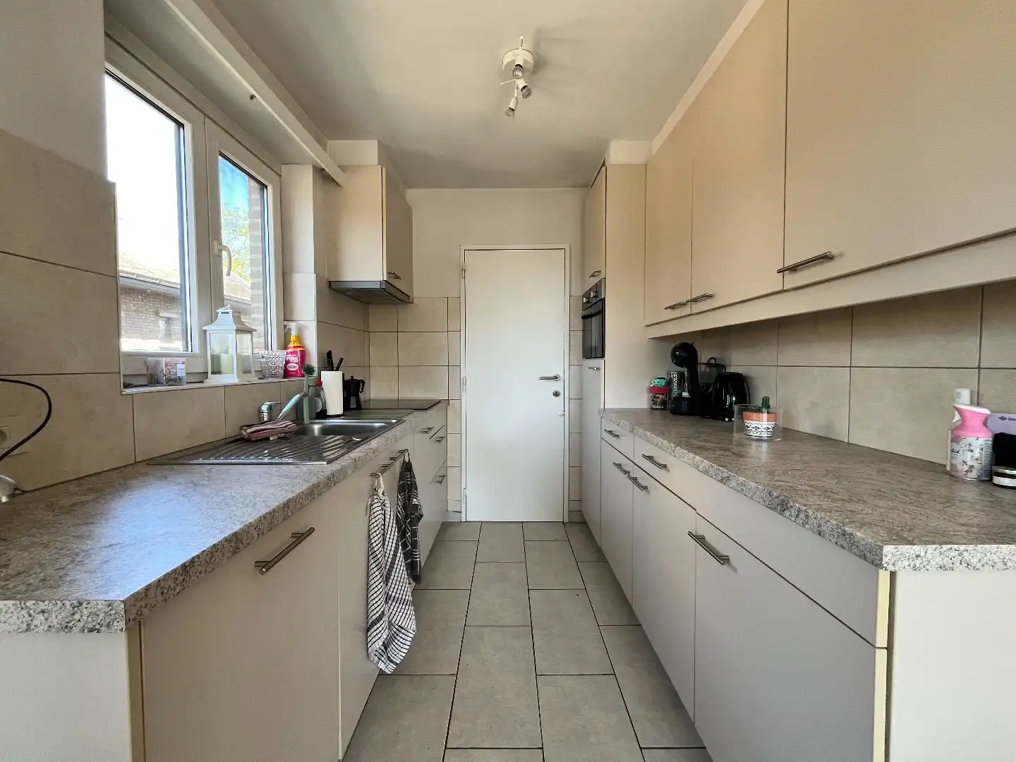 Hedendaags 2-slpk appartement met tuin, garage en kelder foto 5