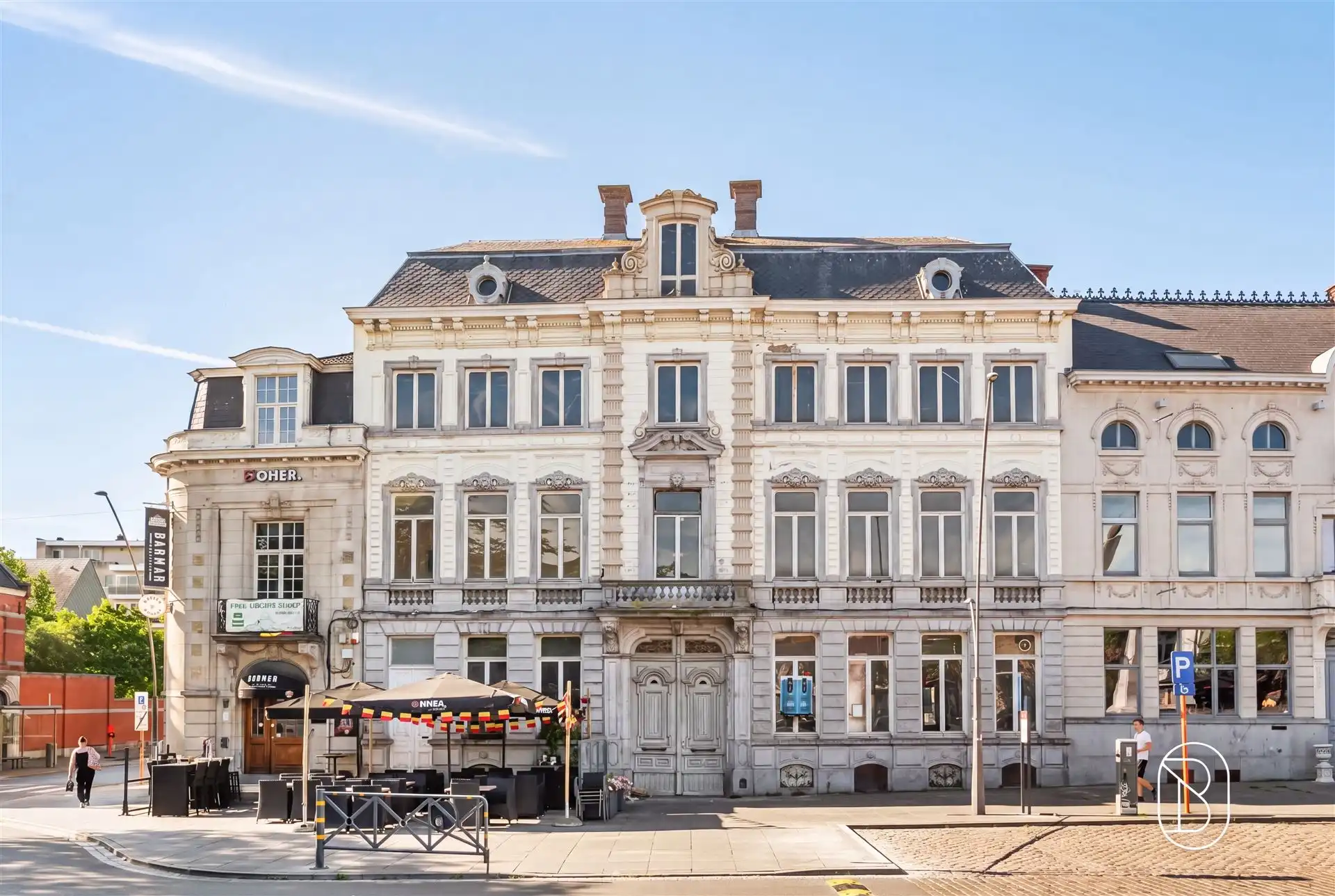 Statige herenwoning (1.000 m²) op de Markt in Ronse foto {{pictureIndex}}