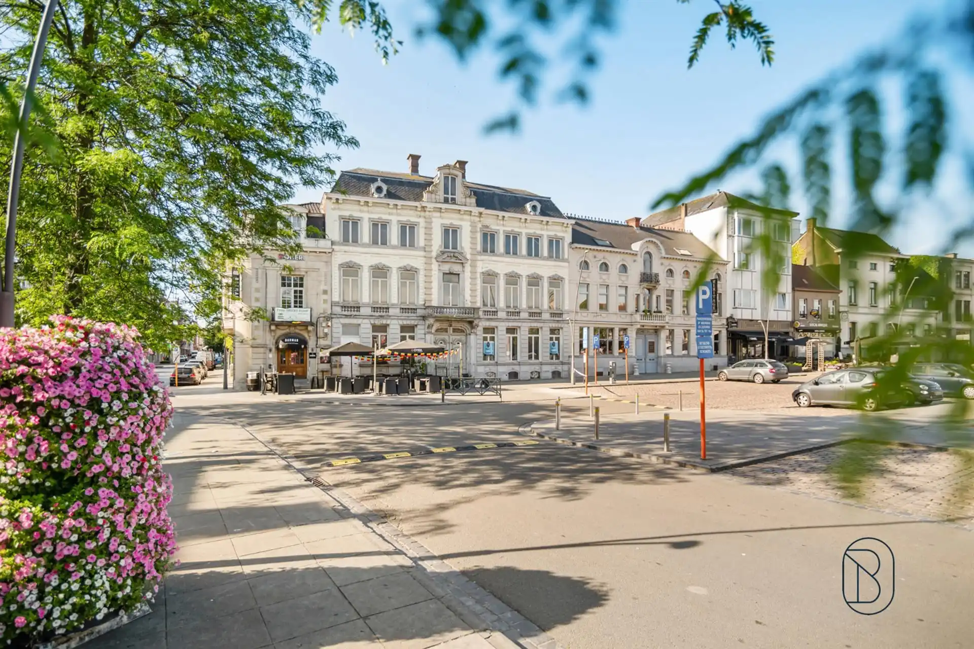 Statige herenwoning (1.000 m²) op de Markt in Ronse foto 2