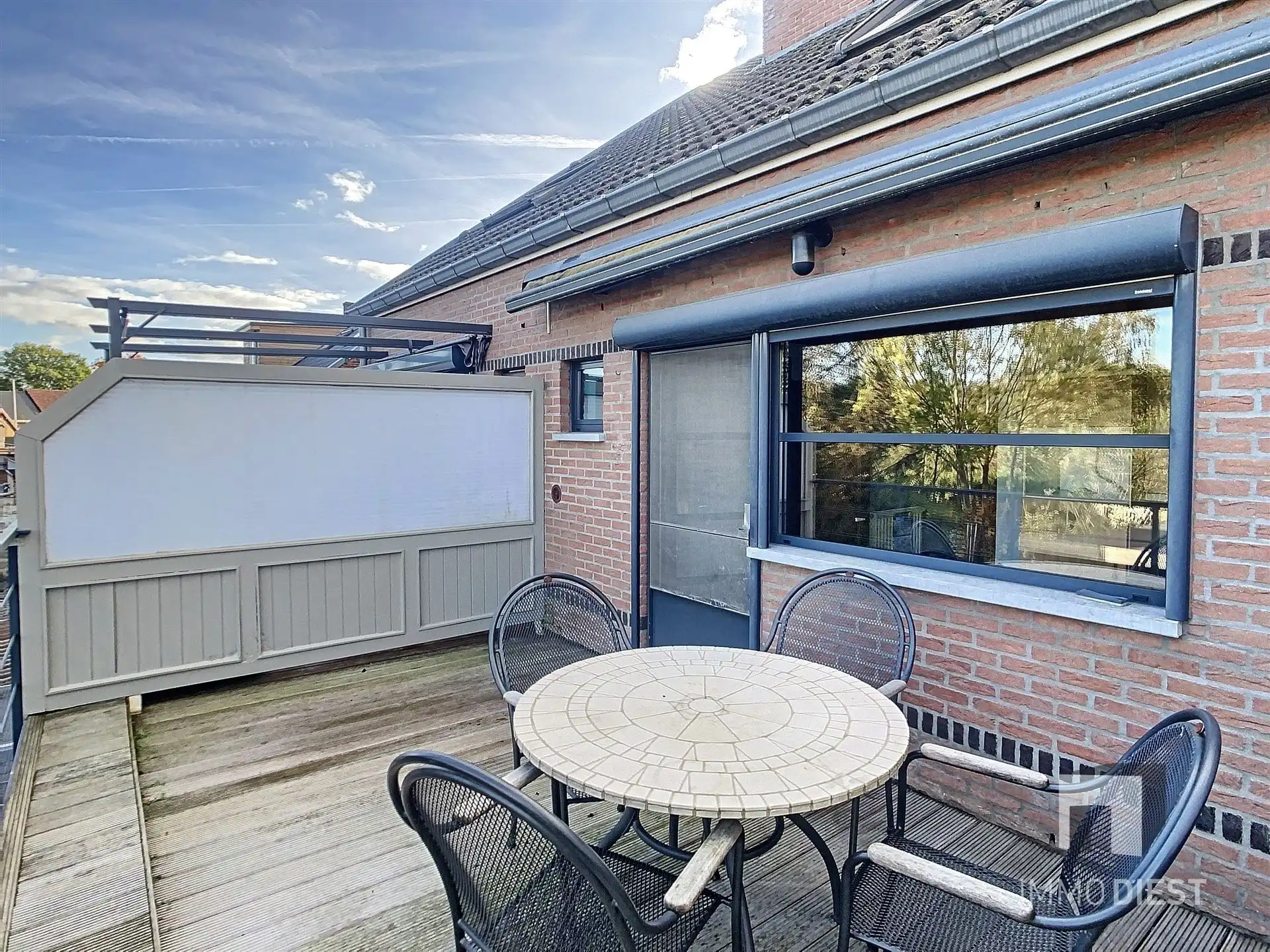 Duplexappartement met 2 slaapkamers, ruim terras en overdekte autostaanplaats in hartje Zichem. foto 9