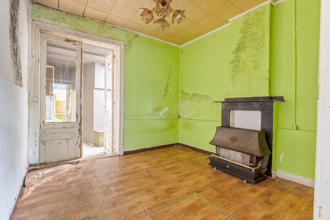 Karaktervolle, te renoveren woning met 4 slpk., garage en tuin foto 4