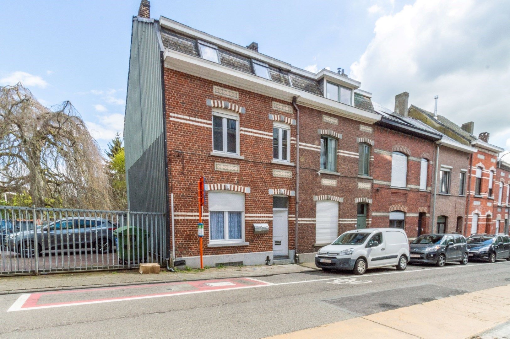 Een goed gelegen ruime stadswoning ! foto {{pictureIndex}}