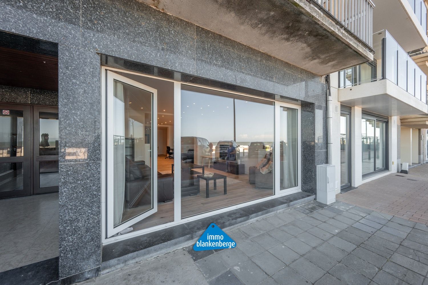 Ruim Gelijkvloers Appartement op de Zeedijk met Frontaal Zeezicht foto 2