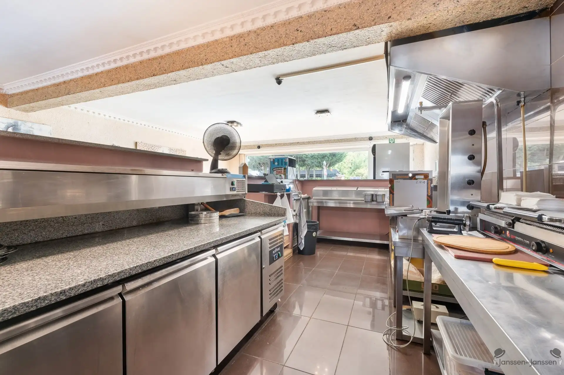 Opbrengsteigendom met 2 verhuurde appartementen en handelsgelijkvloers in het centrum van Brecht foto 8