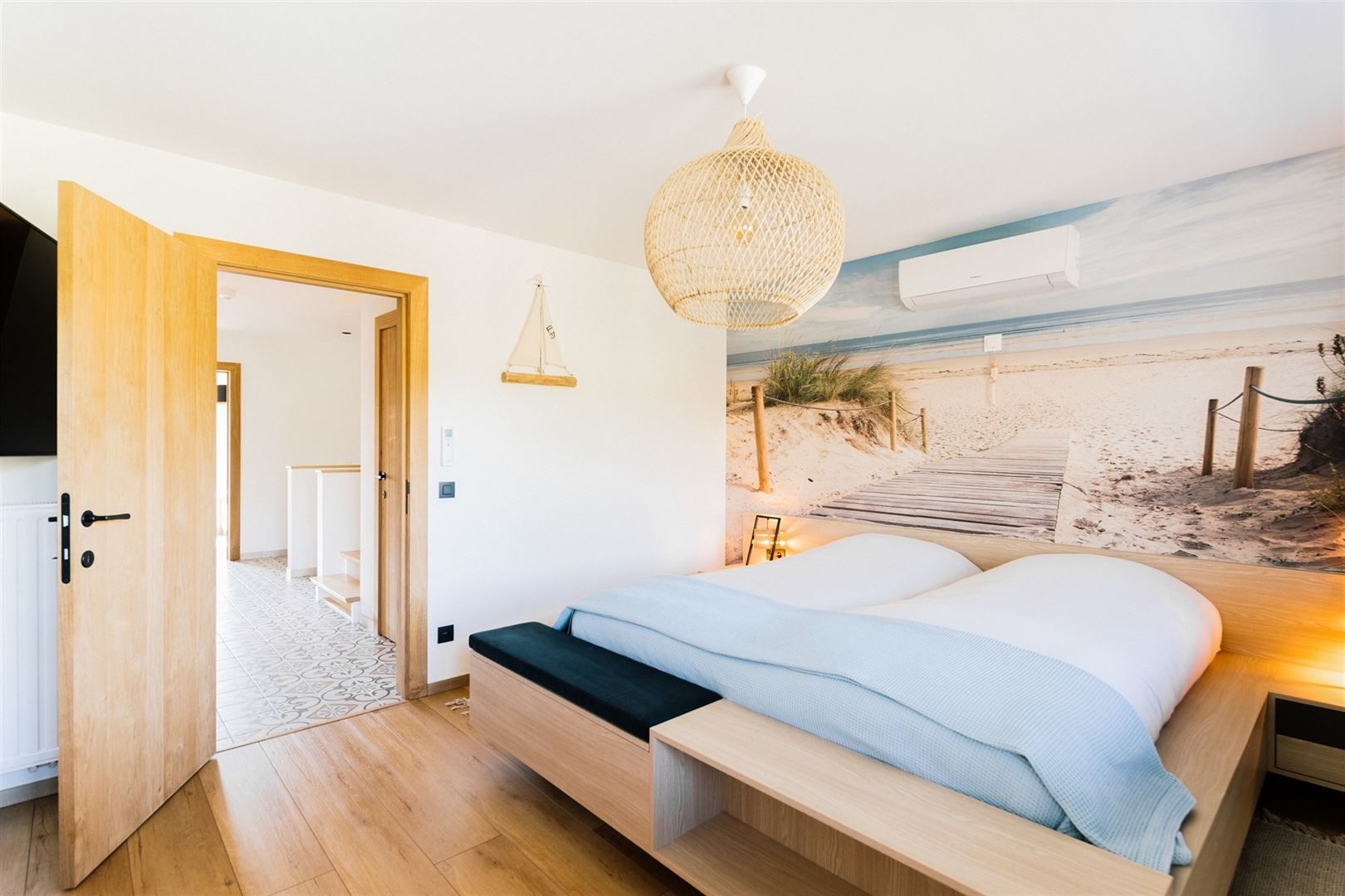 Eigentijdse luxe half open woning in een rustige setting foto 17