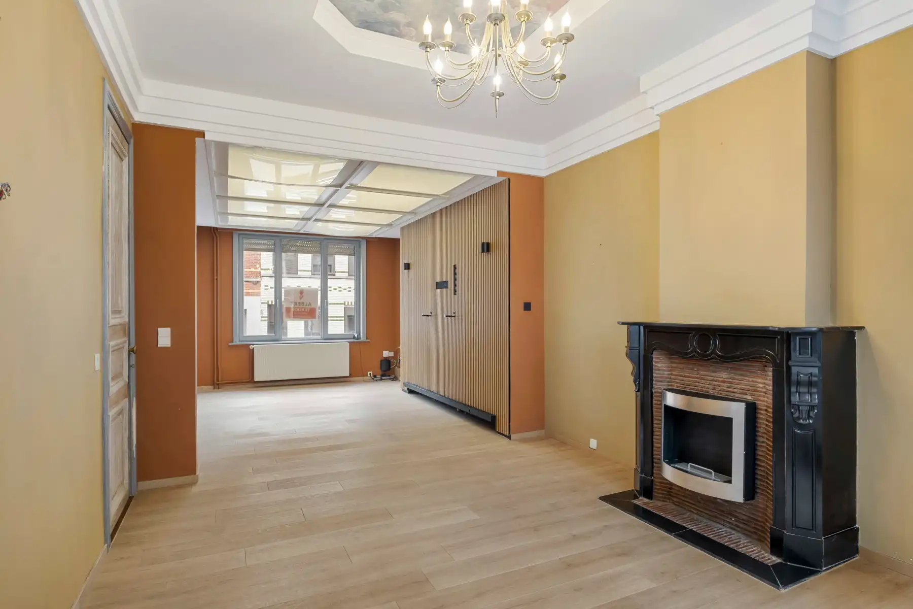 Ruim gerenoveerd herenhuis in Oostende. foto {{pictureIndex}}