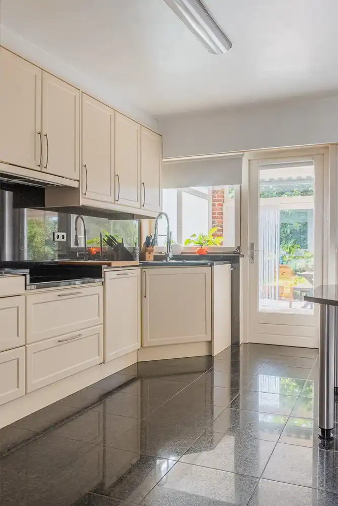 Ruime en uitstekend onderhouden gezinswoning met prachtige tuin en inpandige garage op een perceel van 1.490 m² foto 8