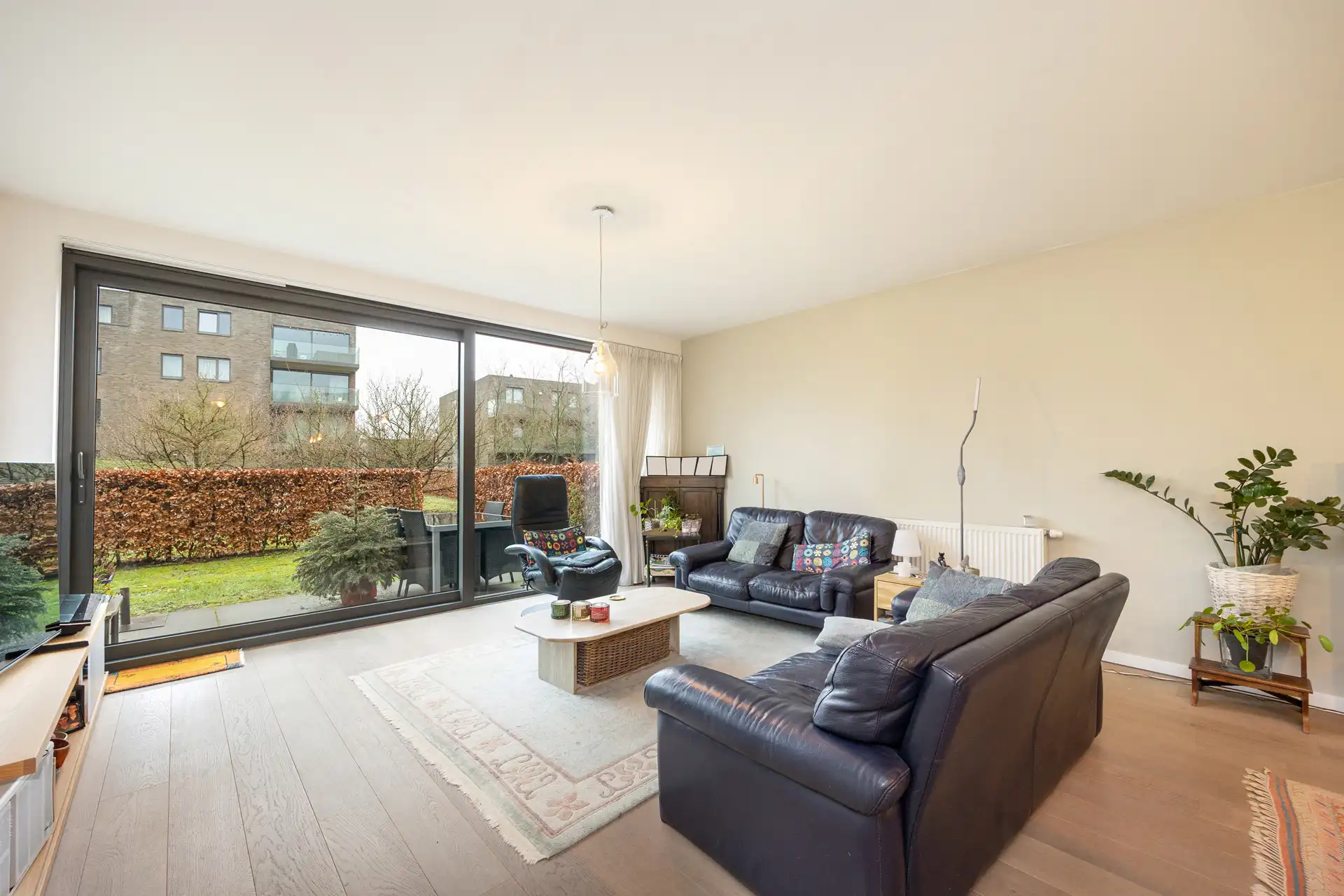 gelijkvloers appartement met gezellig terras en tuin foto 5