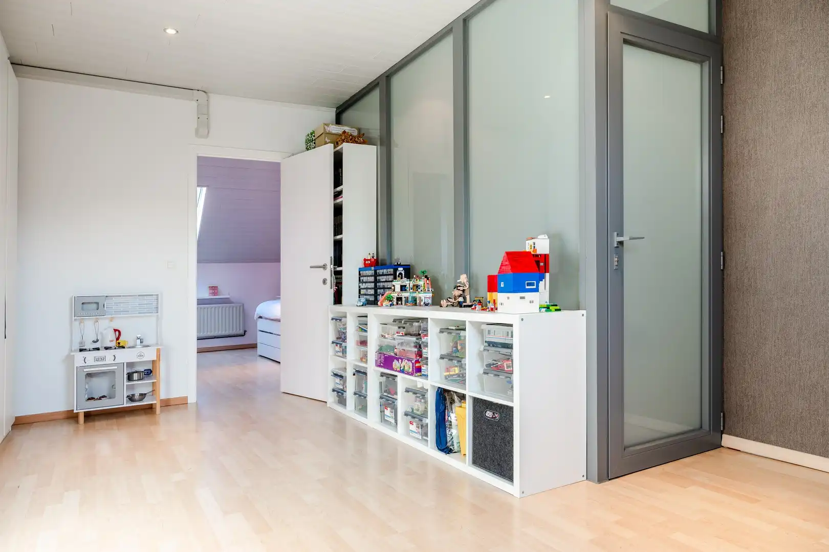 Instapklare woning met vier slaapkamers en tuin in het hart van de stad foto 21