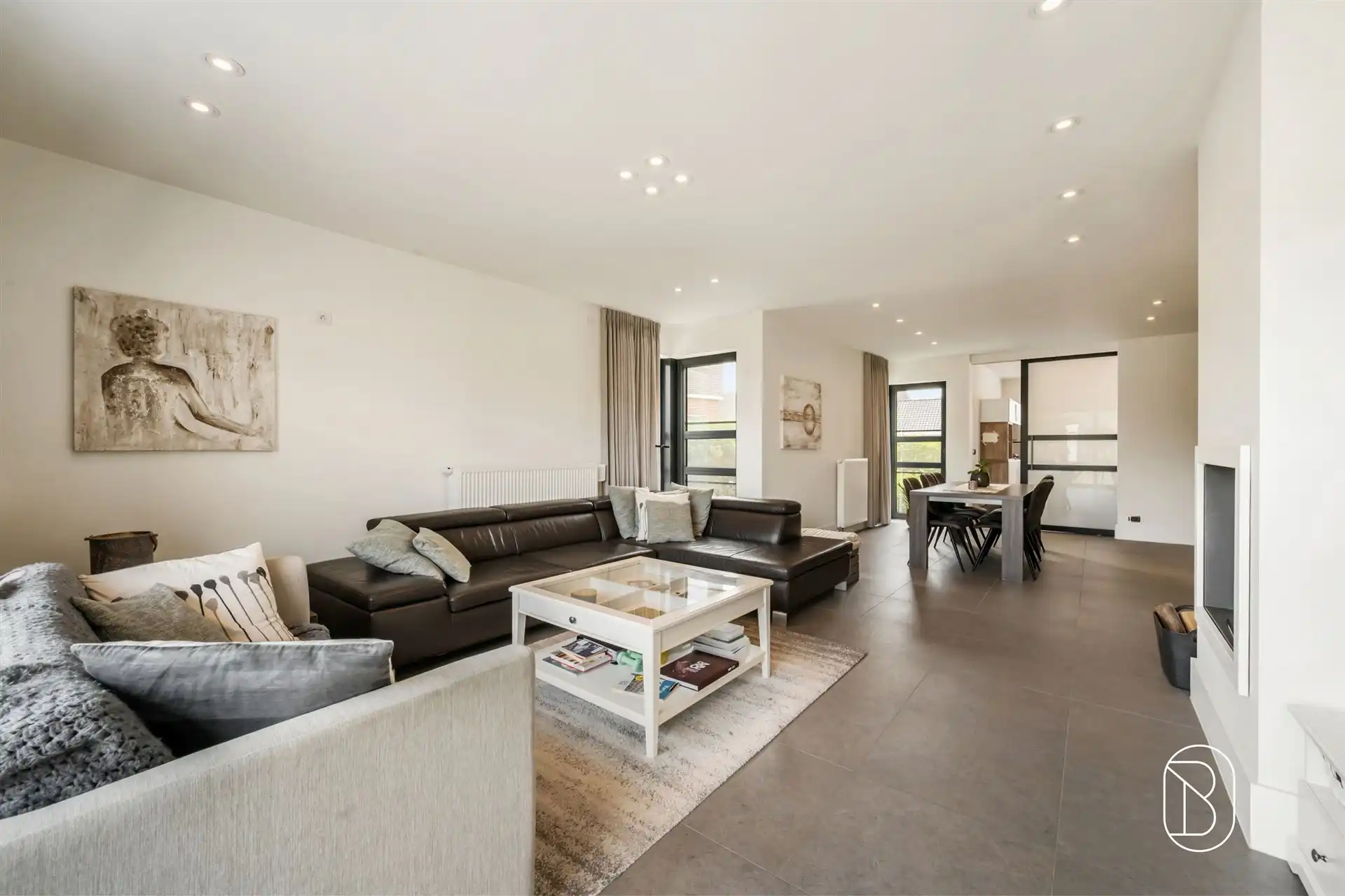 Instapklare woning met zwembad en bijgebouw foto 18