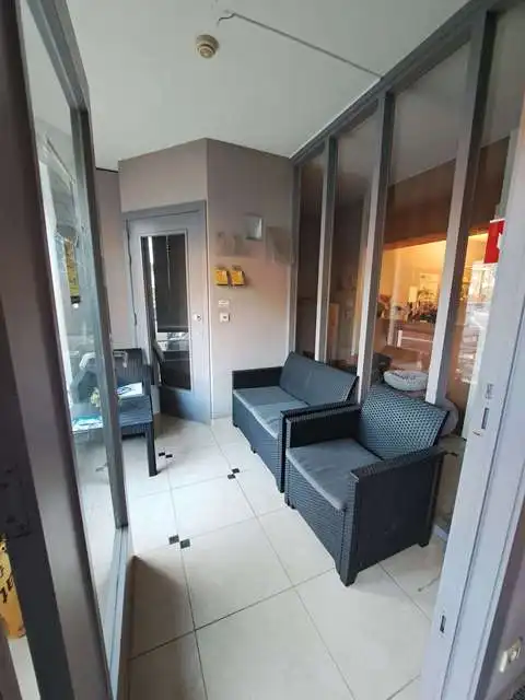 Instapklaar handelspand met 2 polyvalente ruimtes te huur in Loppem Zedelgem foto 2