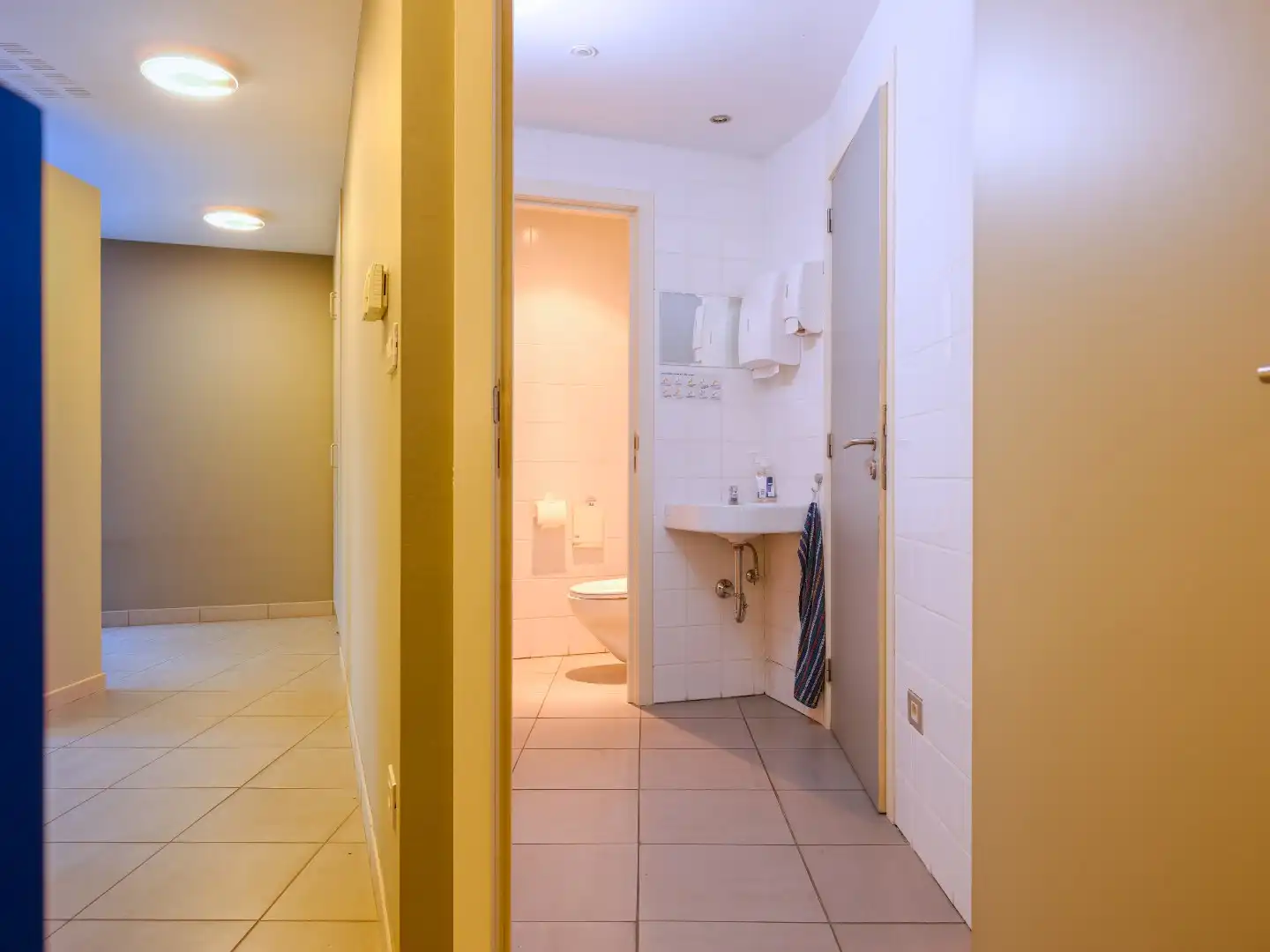 Nabij station gelegen kantoor, met goede visibiliteit op belangrijk kruispunt  foto 14