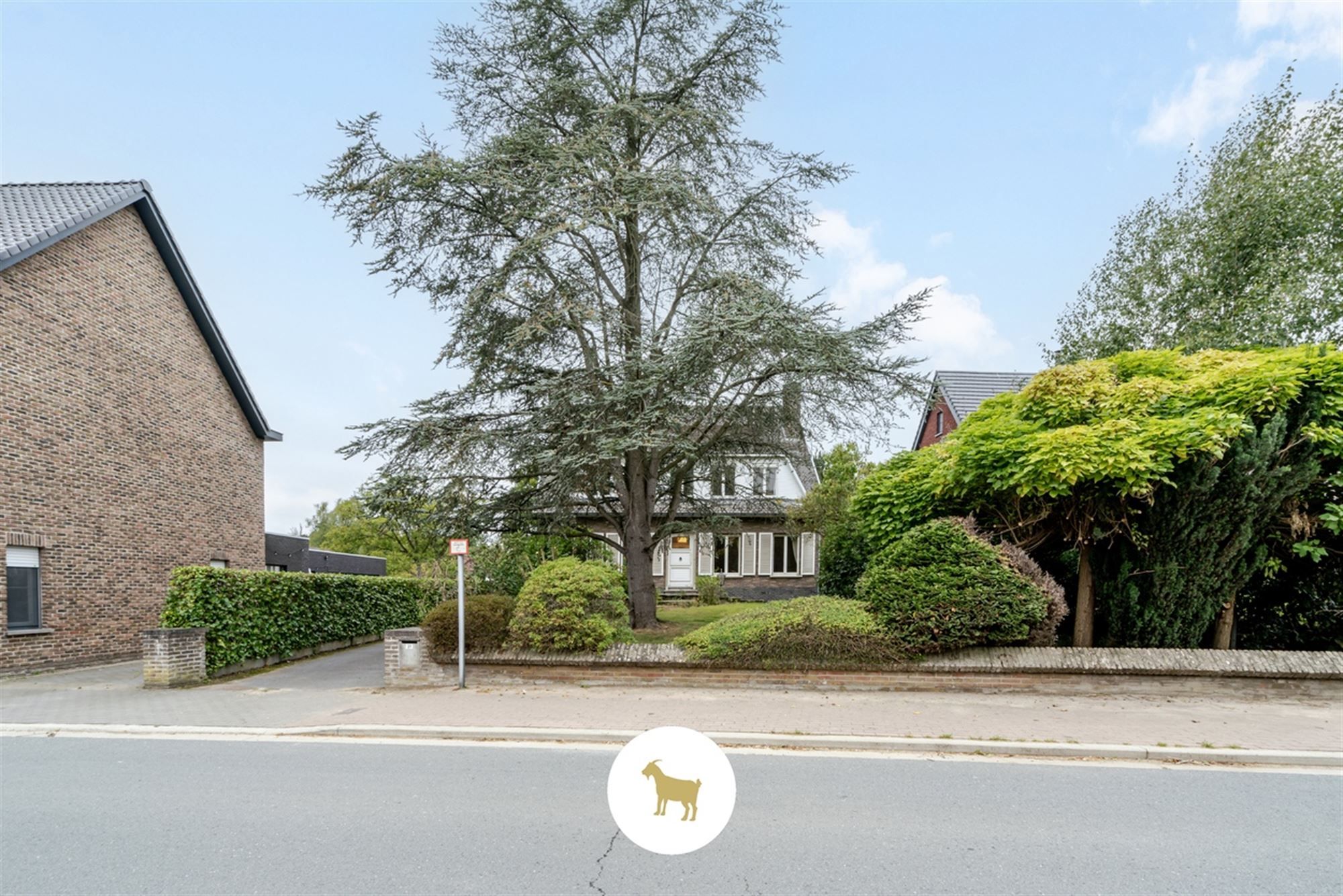 Te renoveren RUIME ALLEENSTAANDE VILLA met 4 SLAAPKAMERS, BUREAU en GARAGE op een prachtig zuidwestgericht PERCEEL van 1.300 m² foto 4