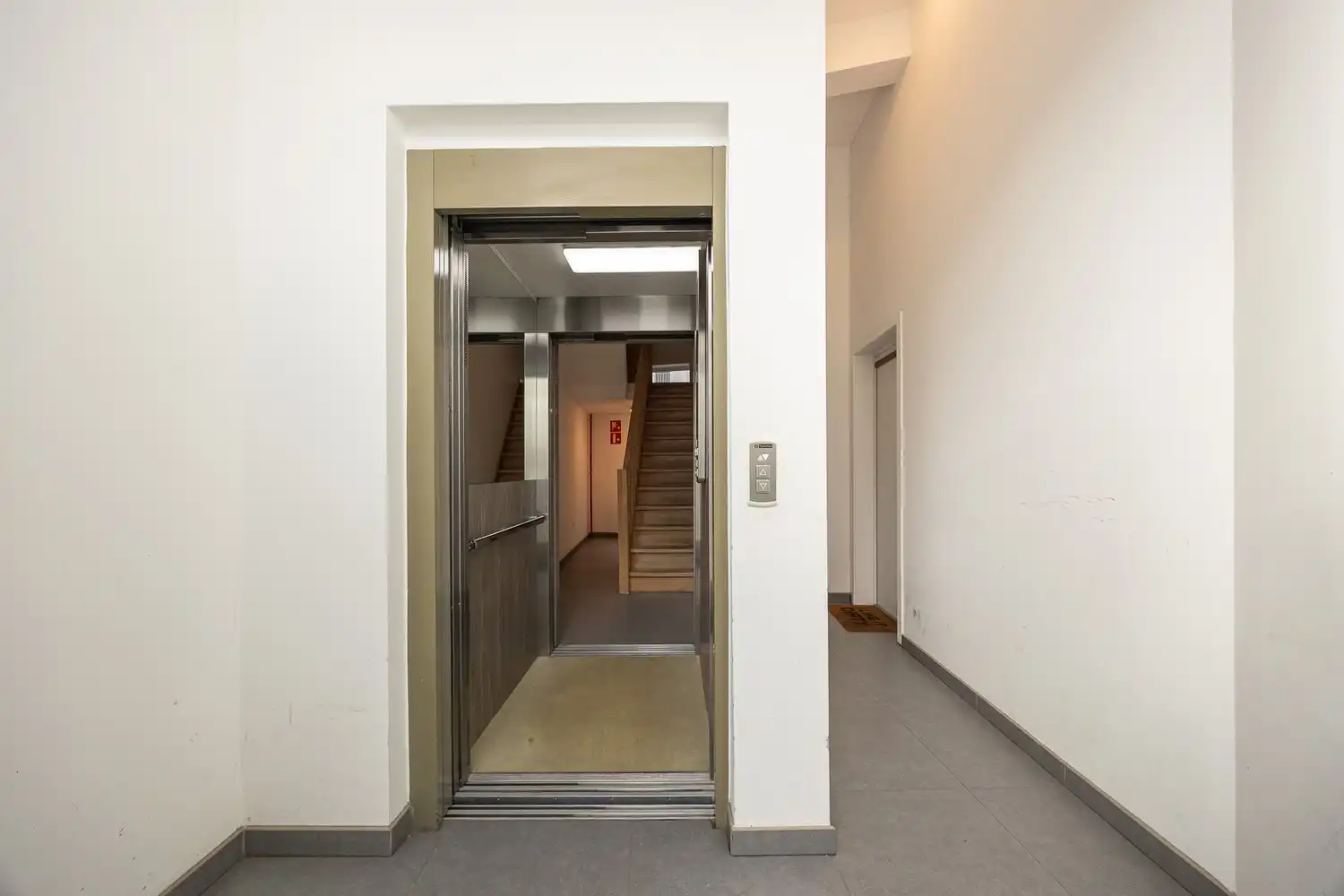 Instapklaar 1-slaapkamer appartement tussen Eilandje en centrum mét terras foto 19