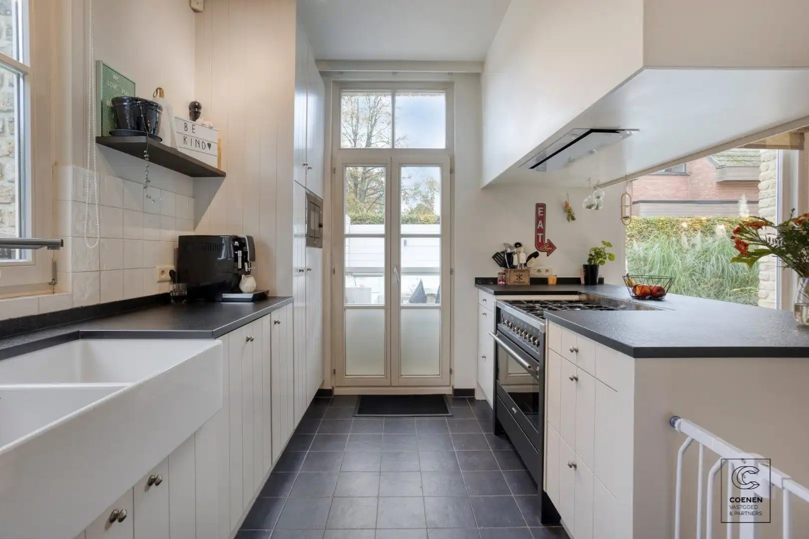 Prachtige woning met een bew. opp. van 302 m², 6 slpk, 3 bk en prachtige tuin met zwembad  foto 9