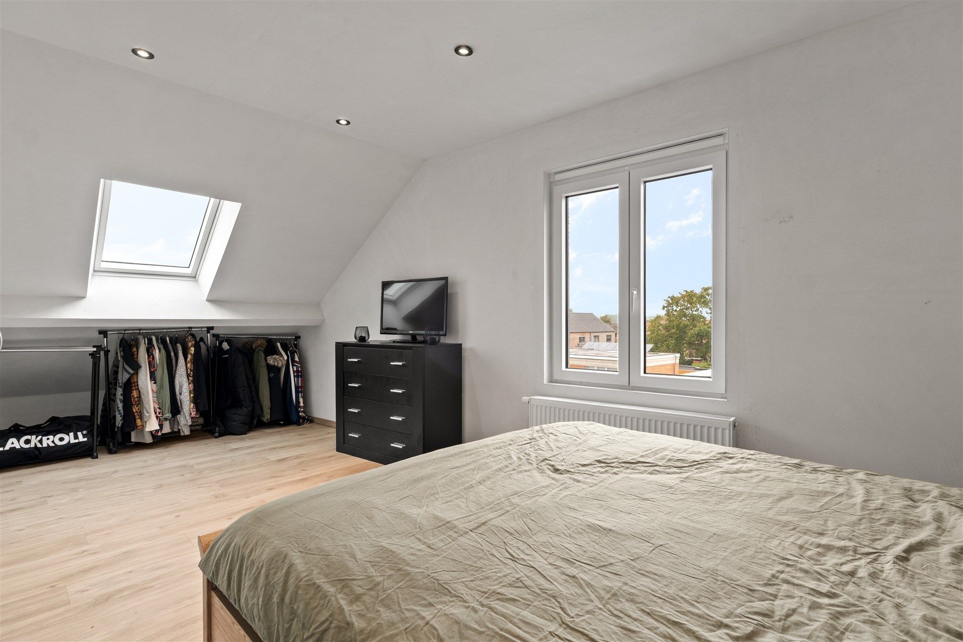 Moderne gezinswoning met 3 slaapkamers en bureau.  foto 13