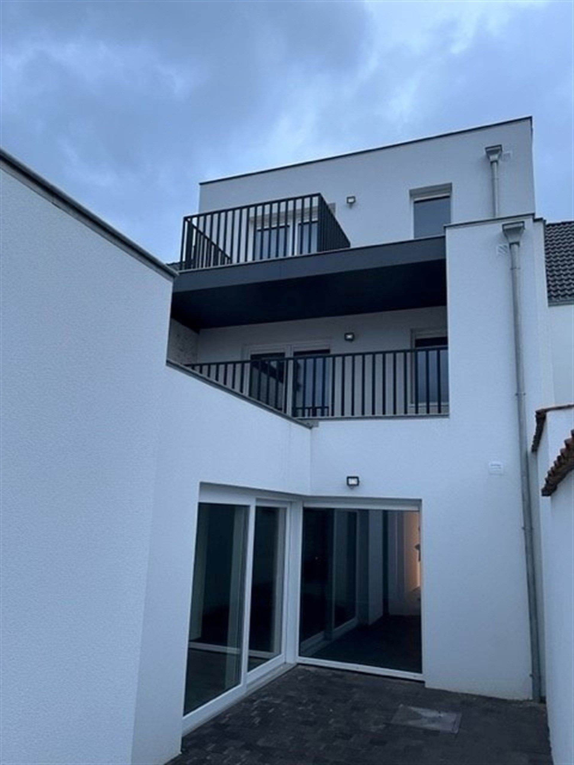 Totaal gerenoveerd, energiezuinige 2 slaapkamer appartement met terras. foto 2