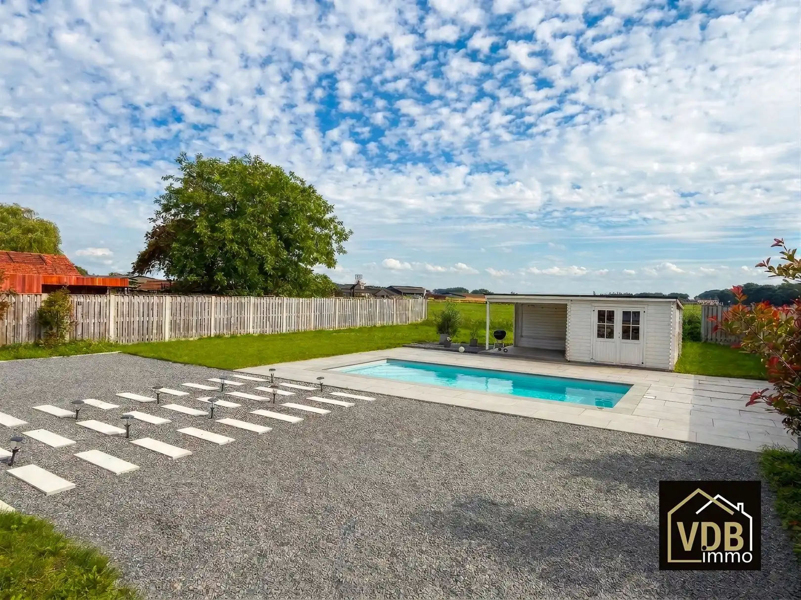 TOPWONING, rustige ligging, 4 slaapkamers, inpandige garage en zwembad foto 6
