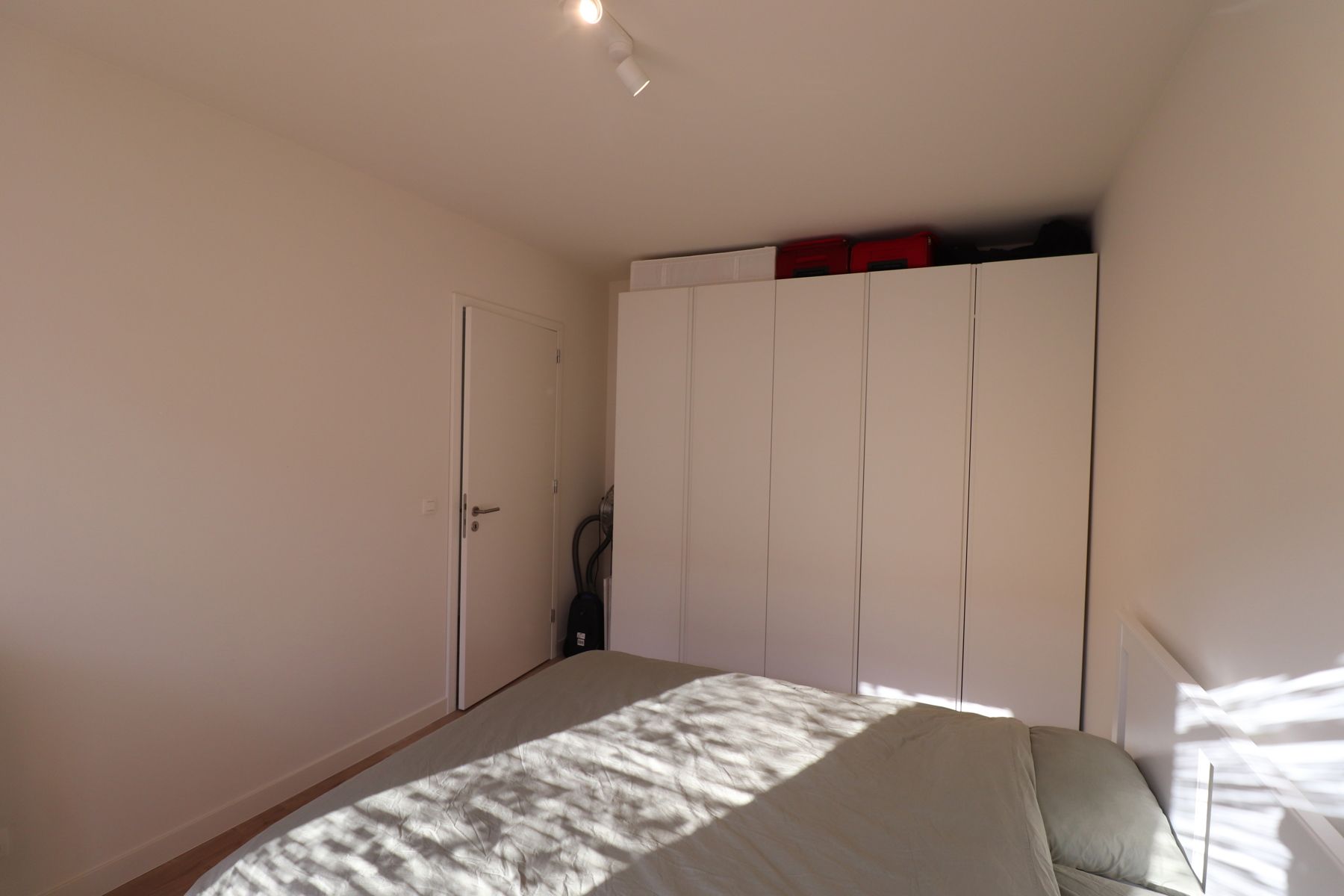 Prachtig 2-slaapkamerappartement met lift op de 1ste verdieping links met zonnig terras, ondergrondse autostaanplaats en berging. foto 8