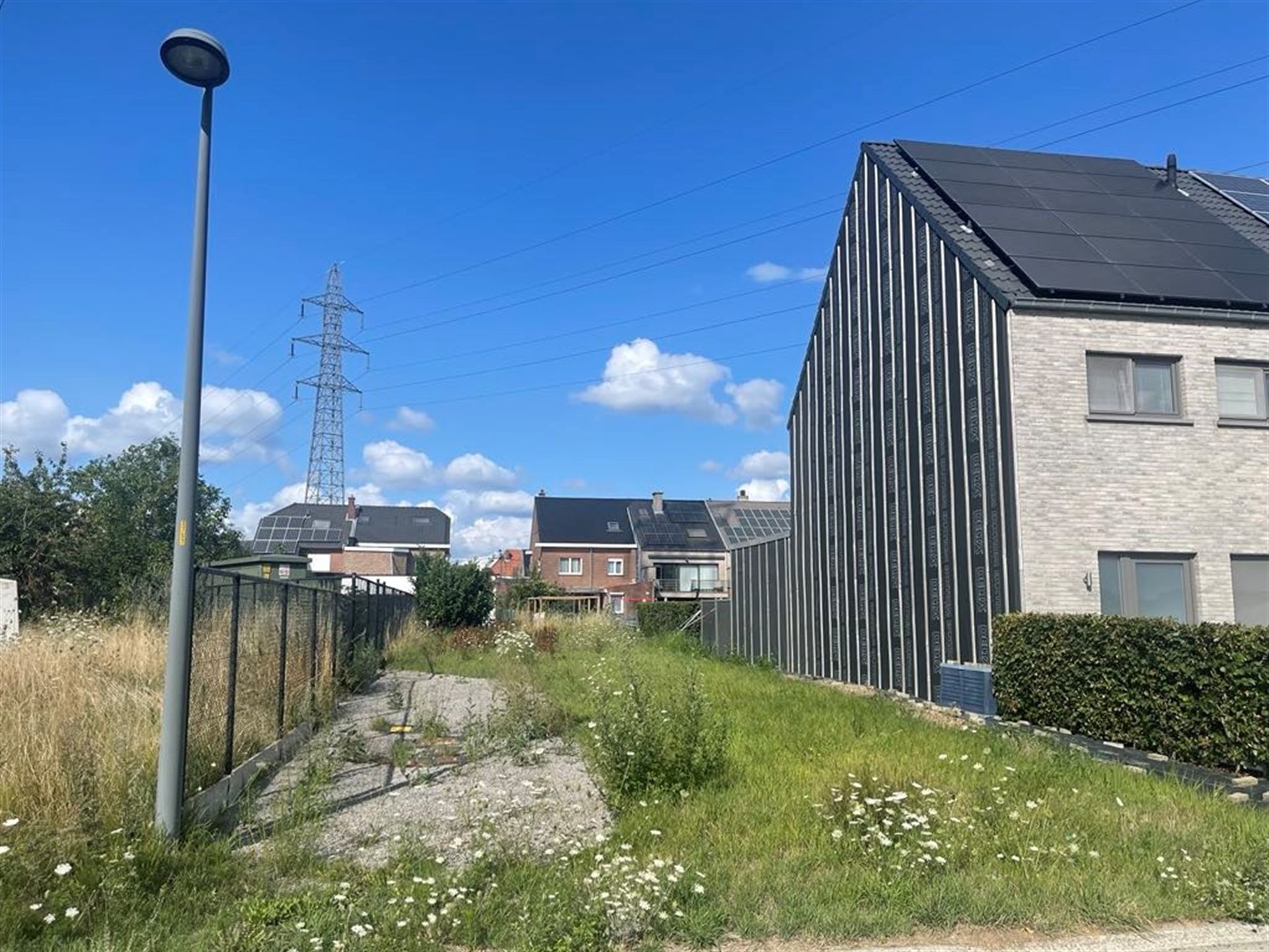 Bouwgrond voor HOB in een rustige verkaveling  foto {{pictureIndex}}
