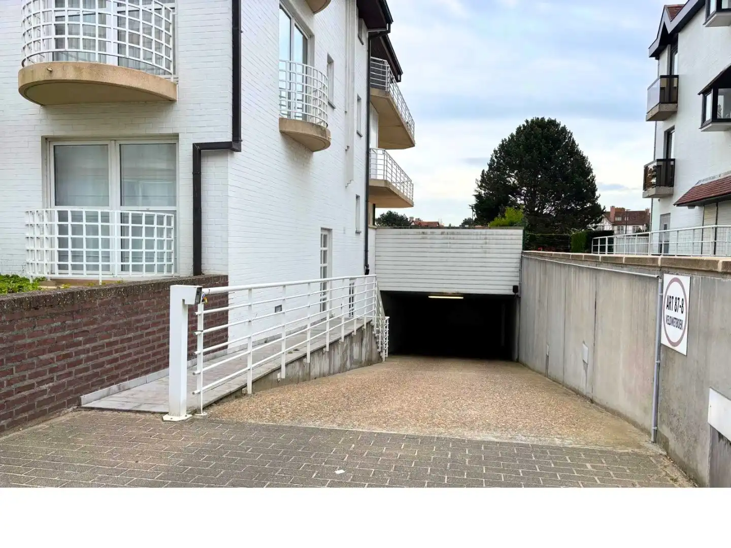 Ruime garagebox op de Kustlaan ter hoogte van de Minigolf foto 3