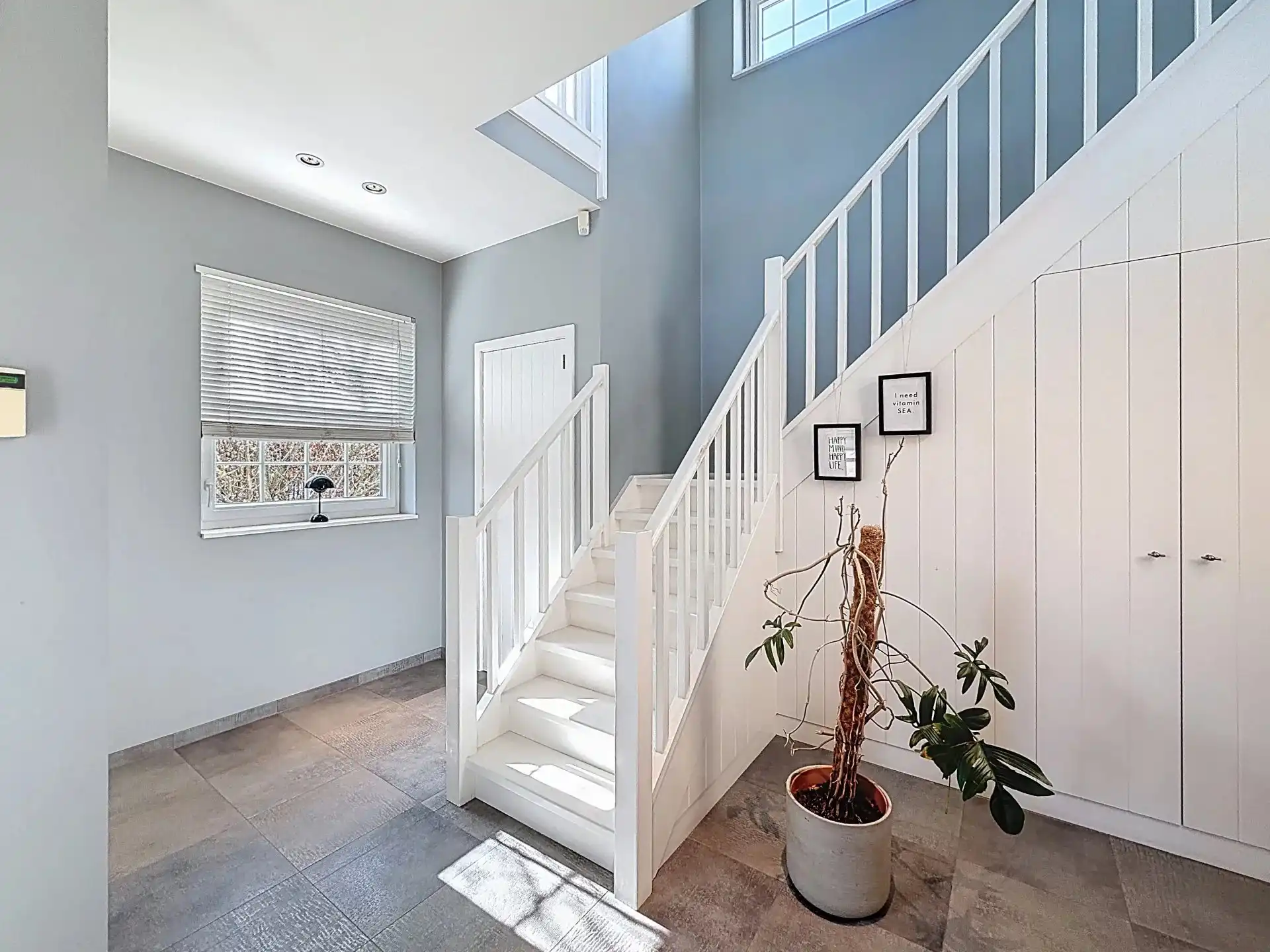 Prachtige luxueus ingerichte woning met 4 slaapkamers en 2 badkamers op een mooi perceel met bijgebouw. foto 3