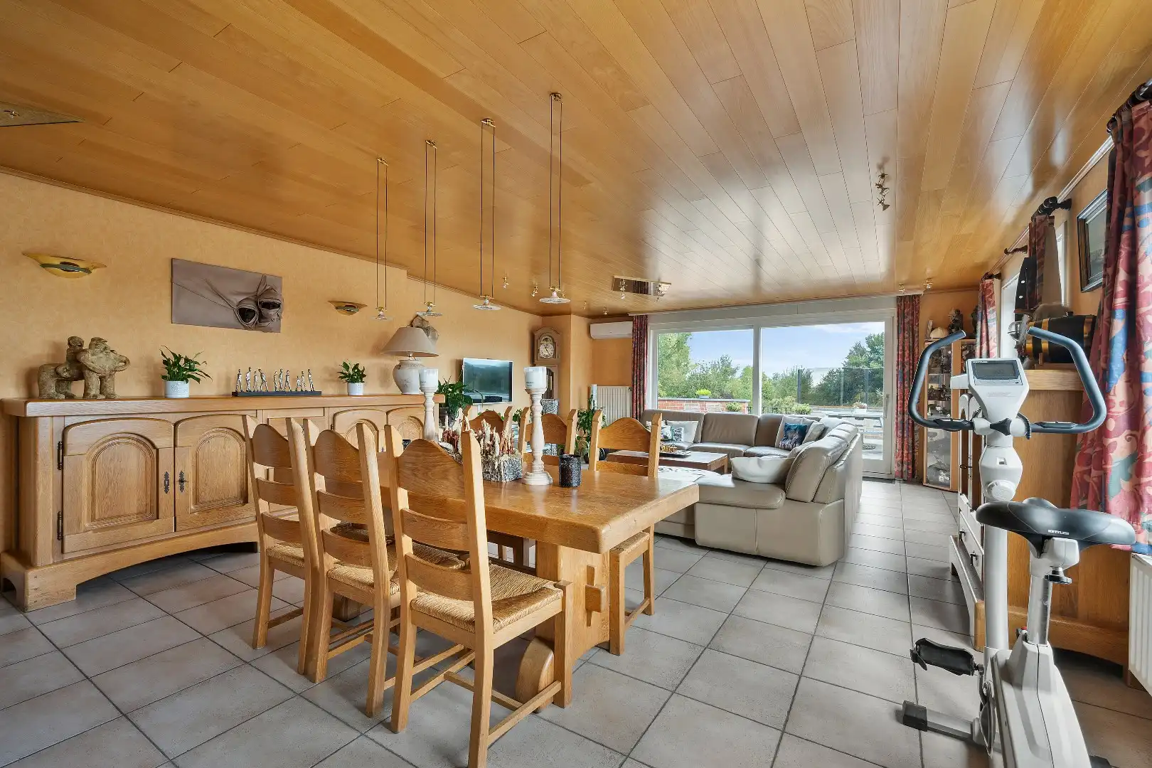 COMMERCIËLE HANDELSWOONST MET 3 SLPKS, GROTE GARAGE EN GUNSTIG EPC foto 13