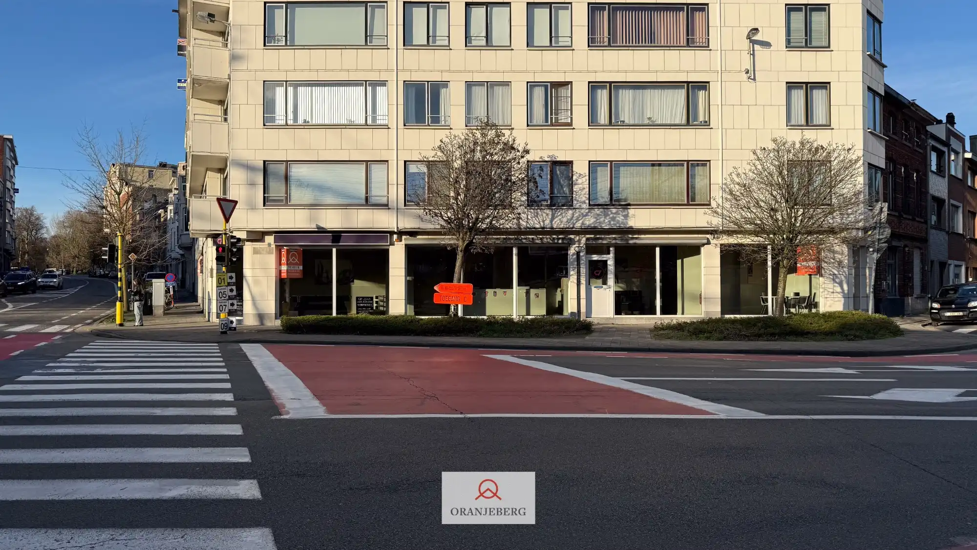 Hoek handelspand op commerciële ligging met veel visibiliteit foto 9