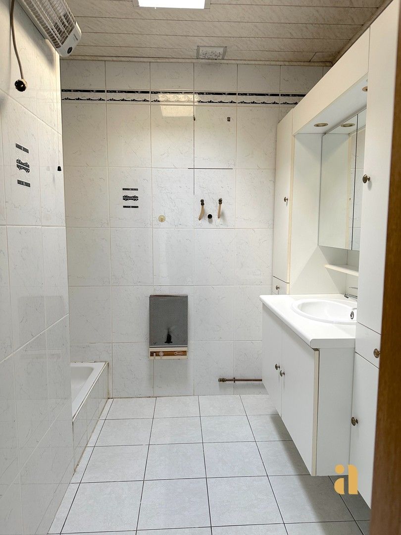 Mooie renovatiekans: ruime tuin en immens veel potentieel foto 14