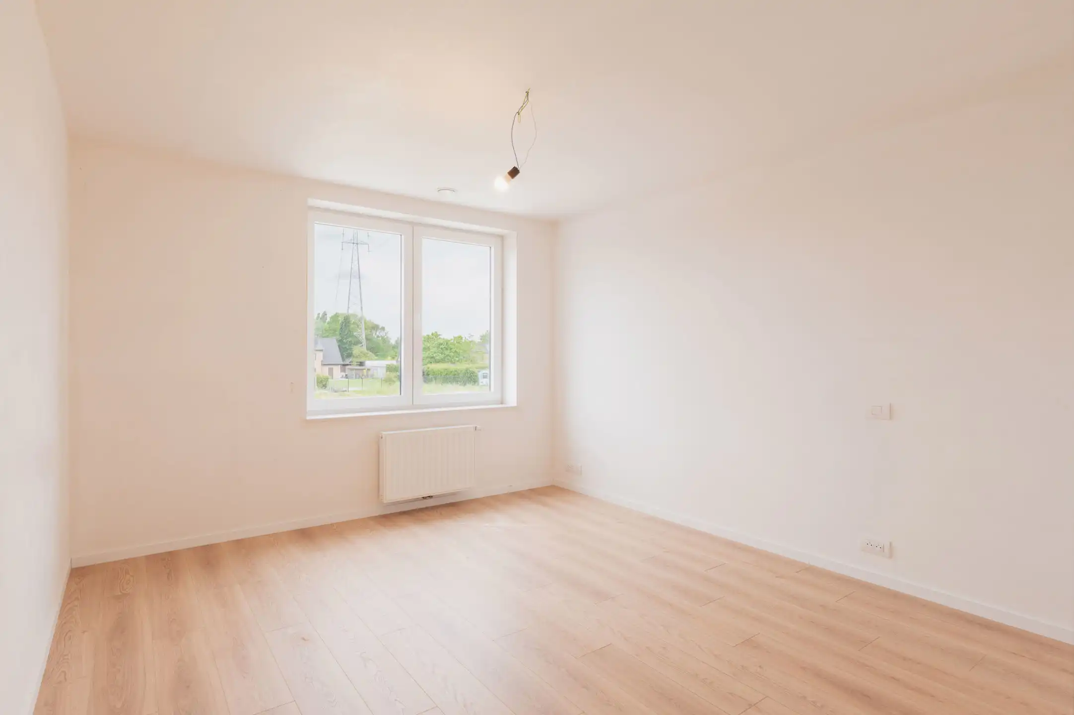 Halfopen moderne woning met zonnige tuin foto 21