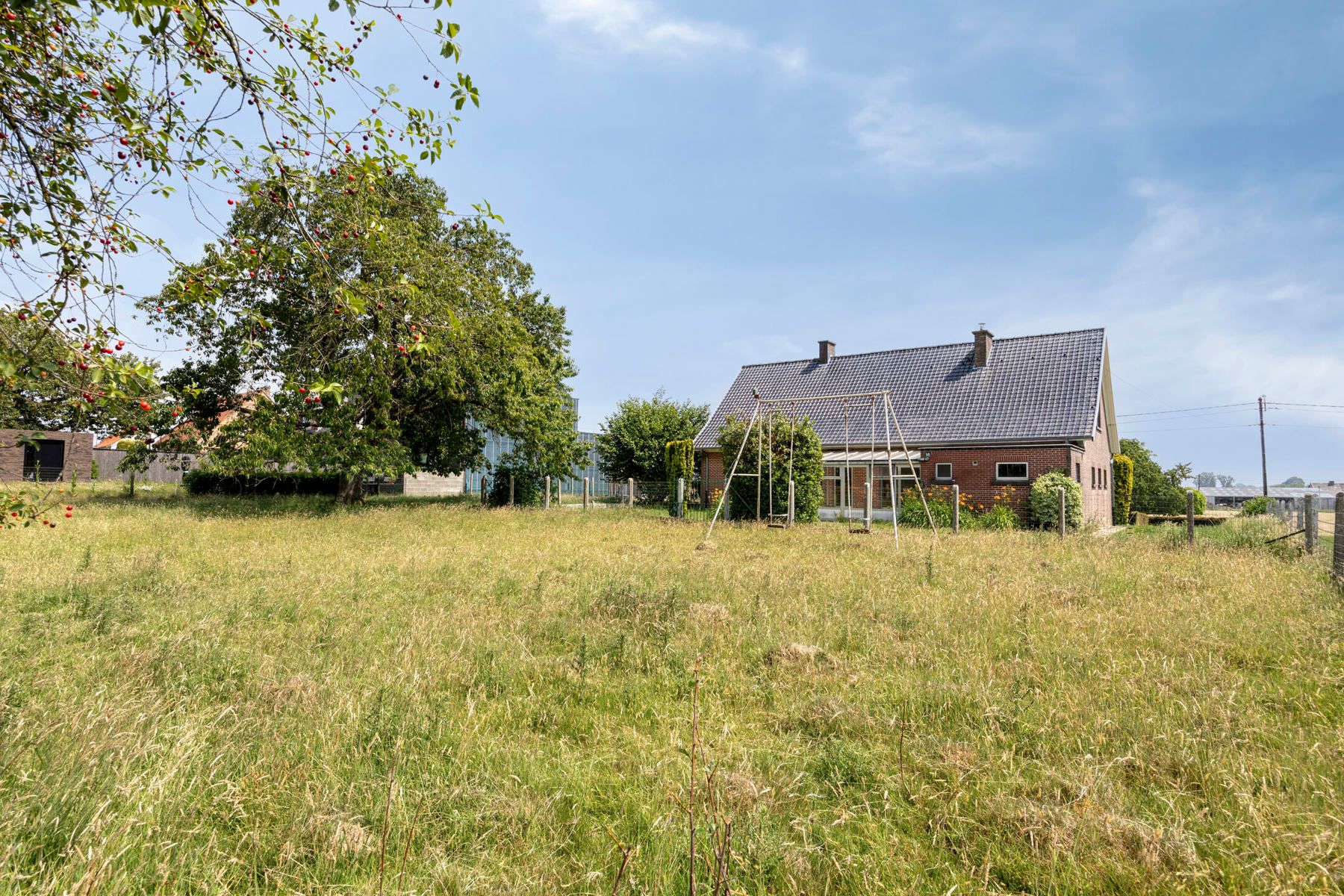 Hoofdfoto van de publicatie: Ruime gezinswoning met garage, veel licht en mogelijkheden tot 6 à 7 kamers, kangoeroewoning of vrij beroep, vlak bij kasteelpark Ter Rijst.