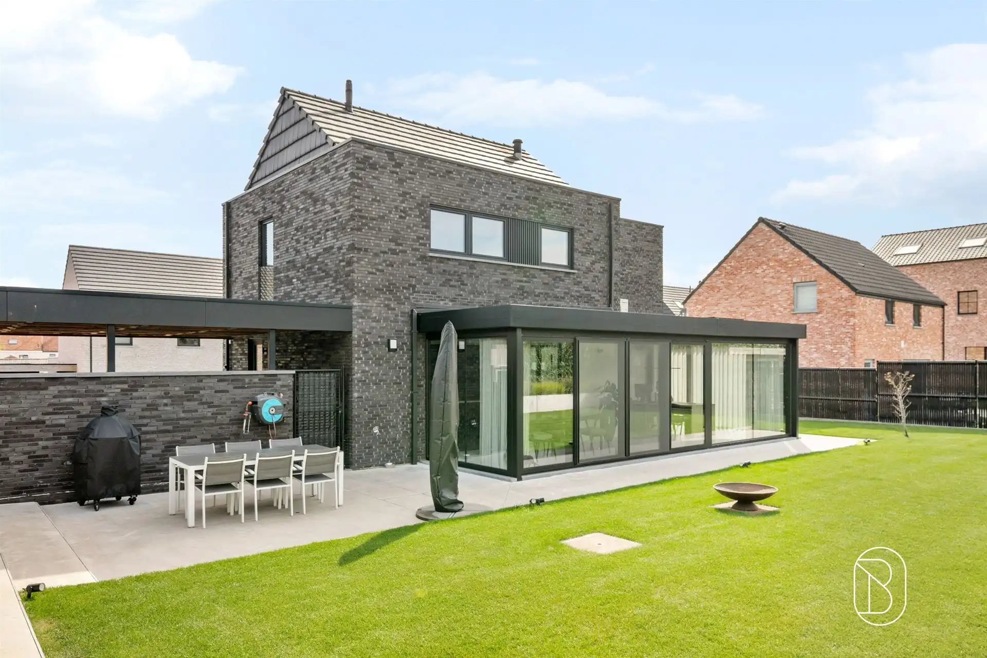 Topgelegen recente moderne woning foto 5