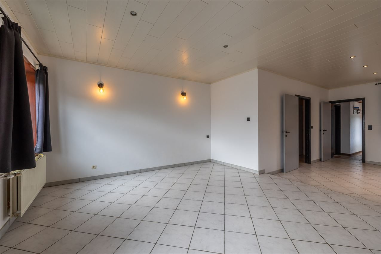 Vrijstaande woning met 3slk op 22a40ca op strategische ligging foto 12