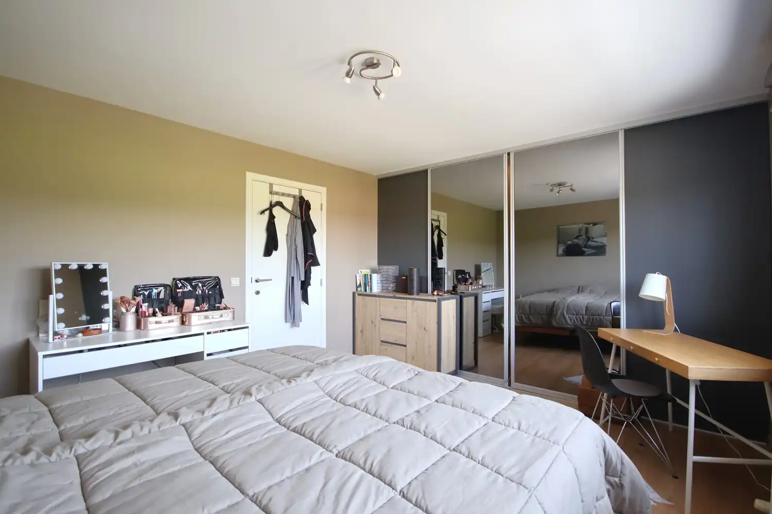 Zeer ruim duplexappartement met 3 slaapkamers in een groene omgeving foto 4